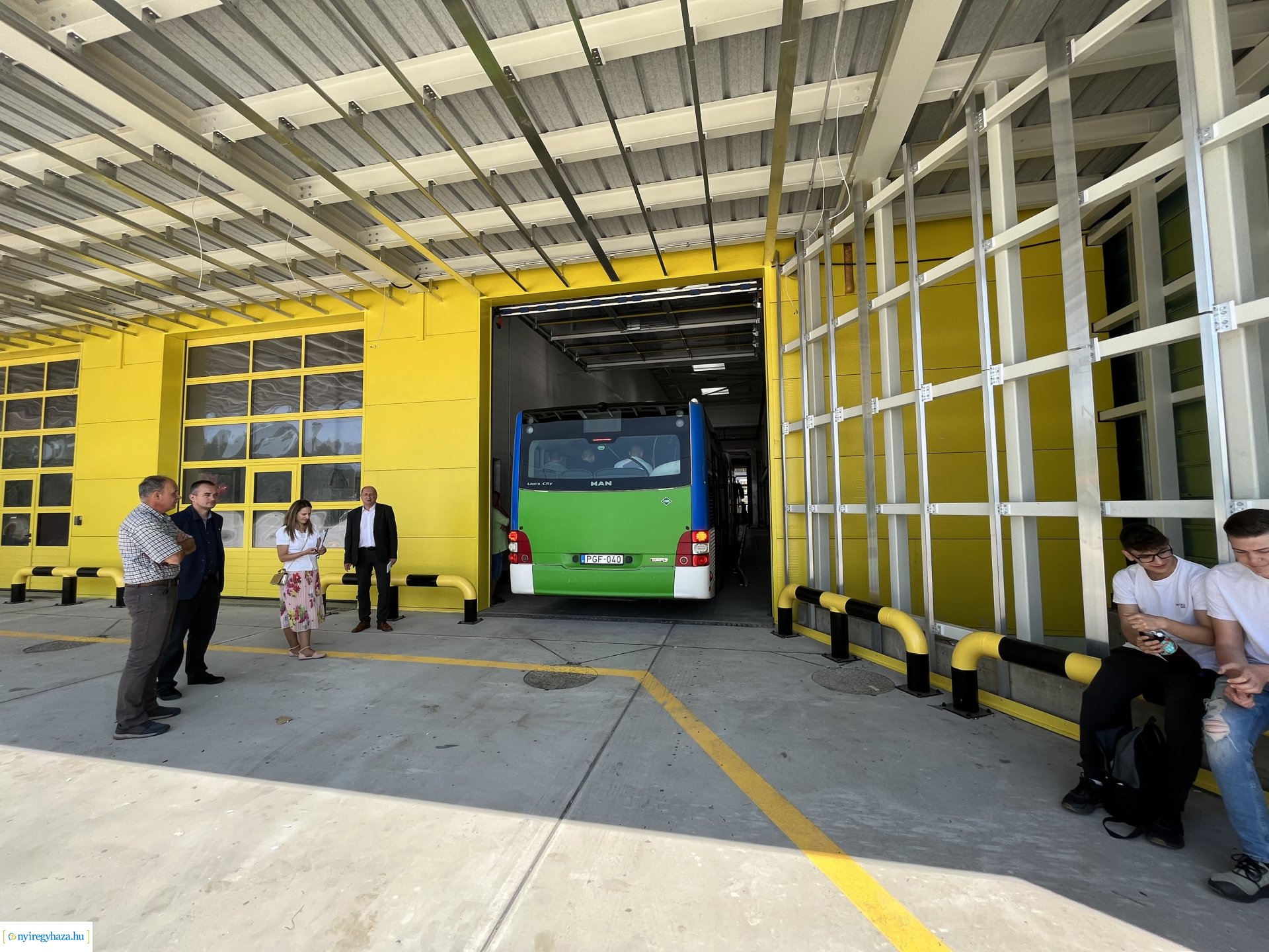 Új autóbusz-telephely Nyíregyházán – Középiskolás diákoknak tartottak bemutatót