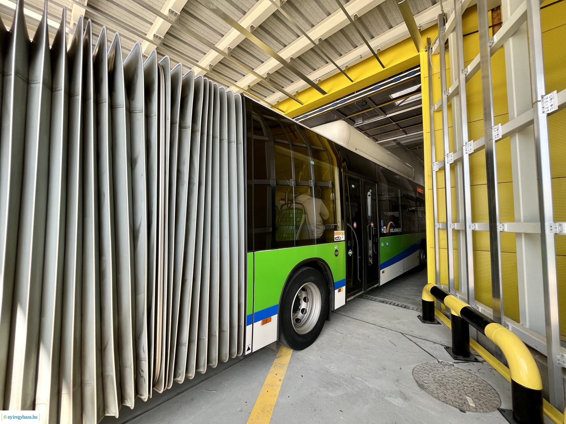 Új autóbusz-telephely Nyíregyházán – Középiskolás diákoknak tartottak bemutatót