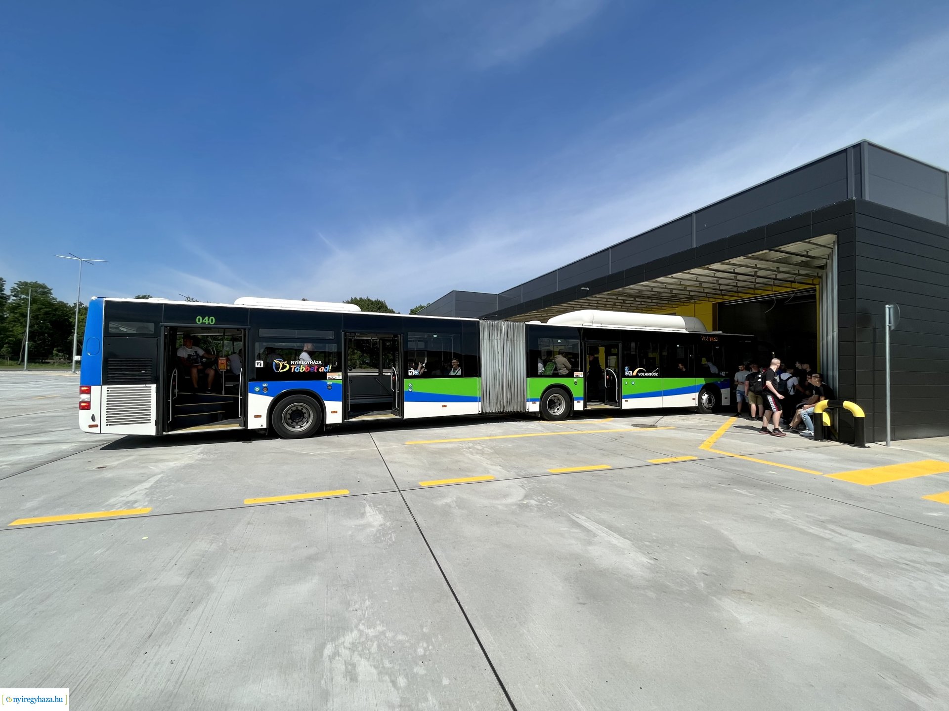 Új autóbusz-telephely Nyíregyházán – Középiskolás diákoknak tartottak bemutatót