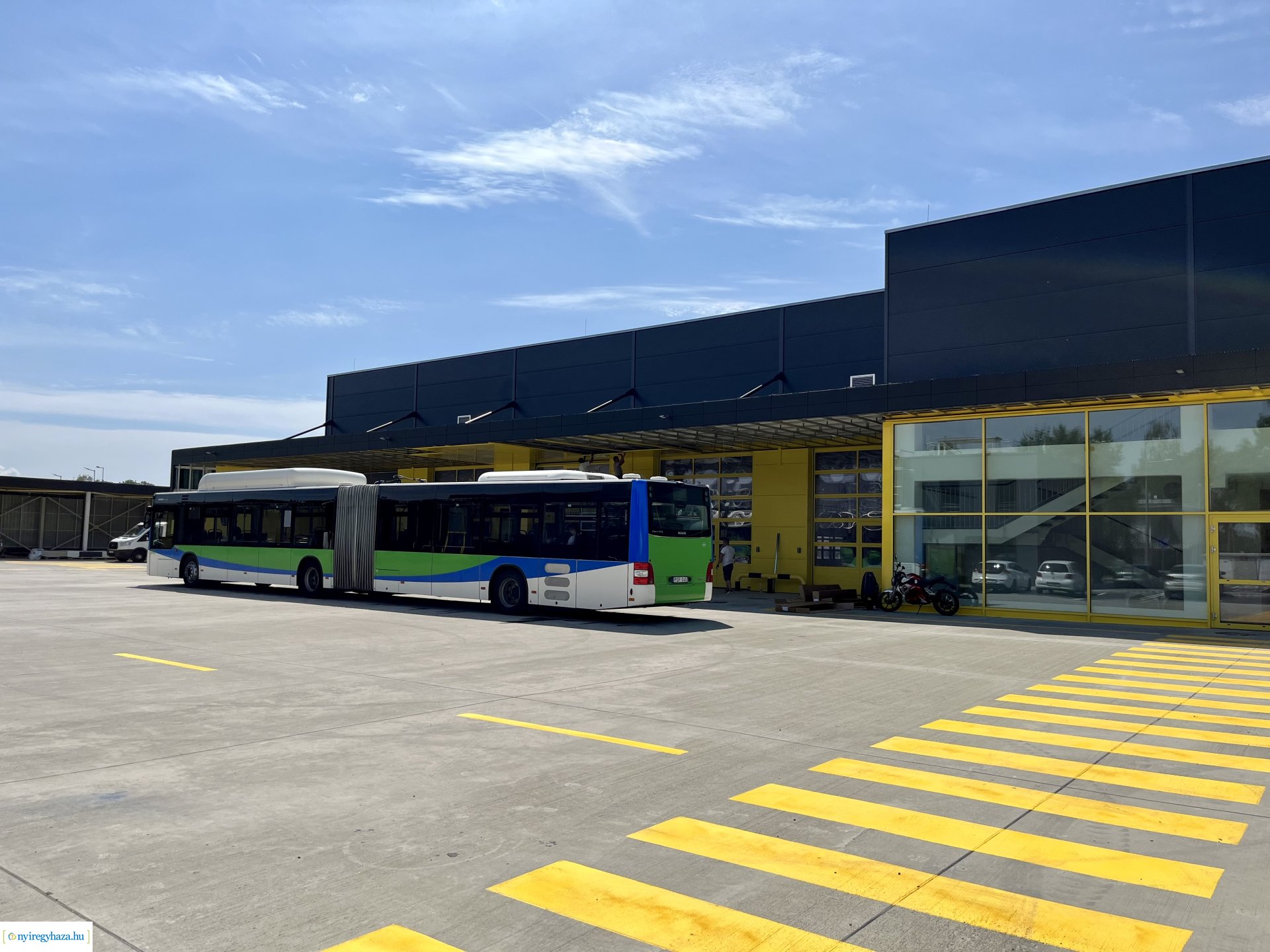 Új autóbusz-telephely Nyíregyházán – Középiskolás diákoknak tartottak bemutatót