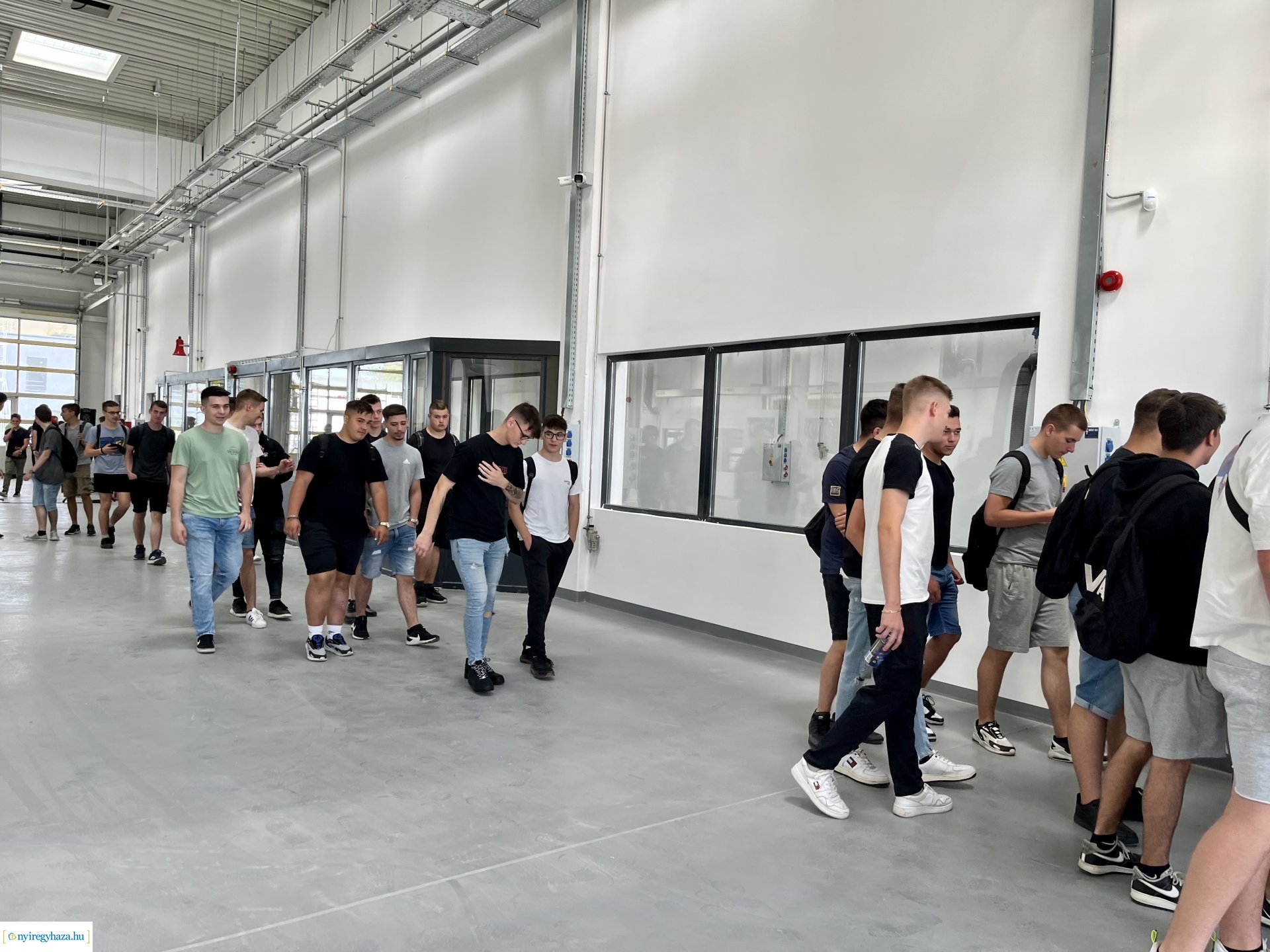 Új autóbusz-telephely Nyíregyházán – Középiskolás diákoknak tartottak bemutatót