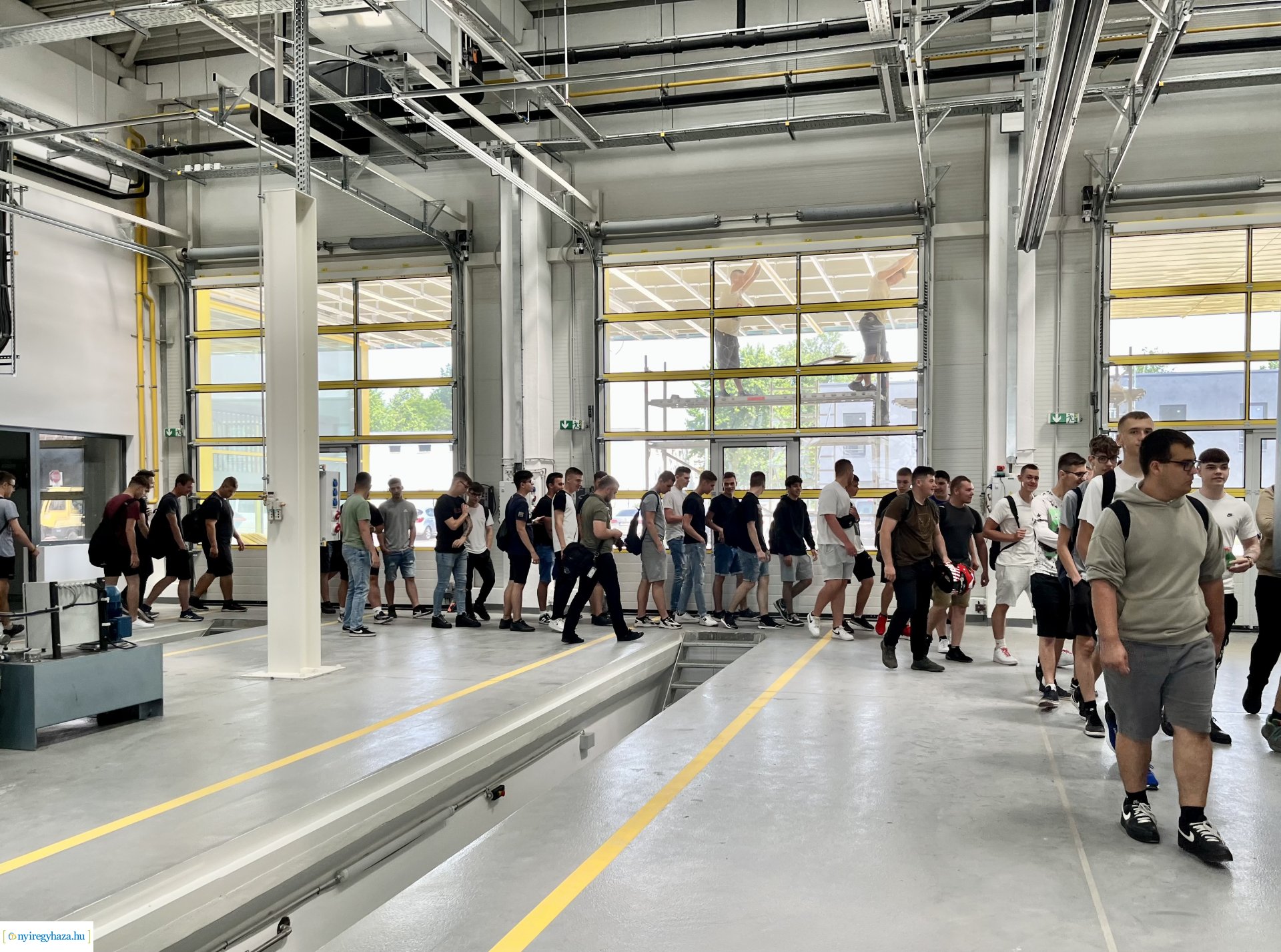 Új autóbusz-telephely Nyíregyházán – Középiskolás diákoknak tartottak bemutatót