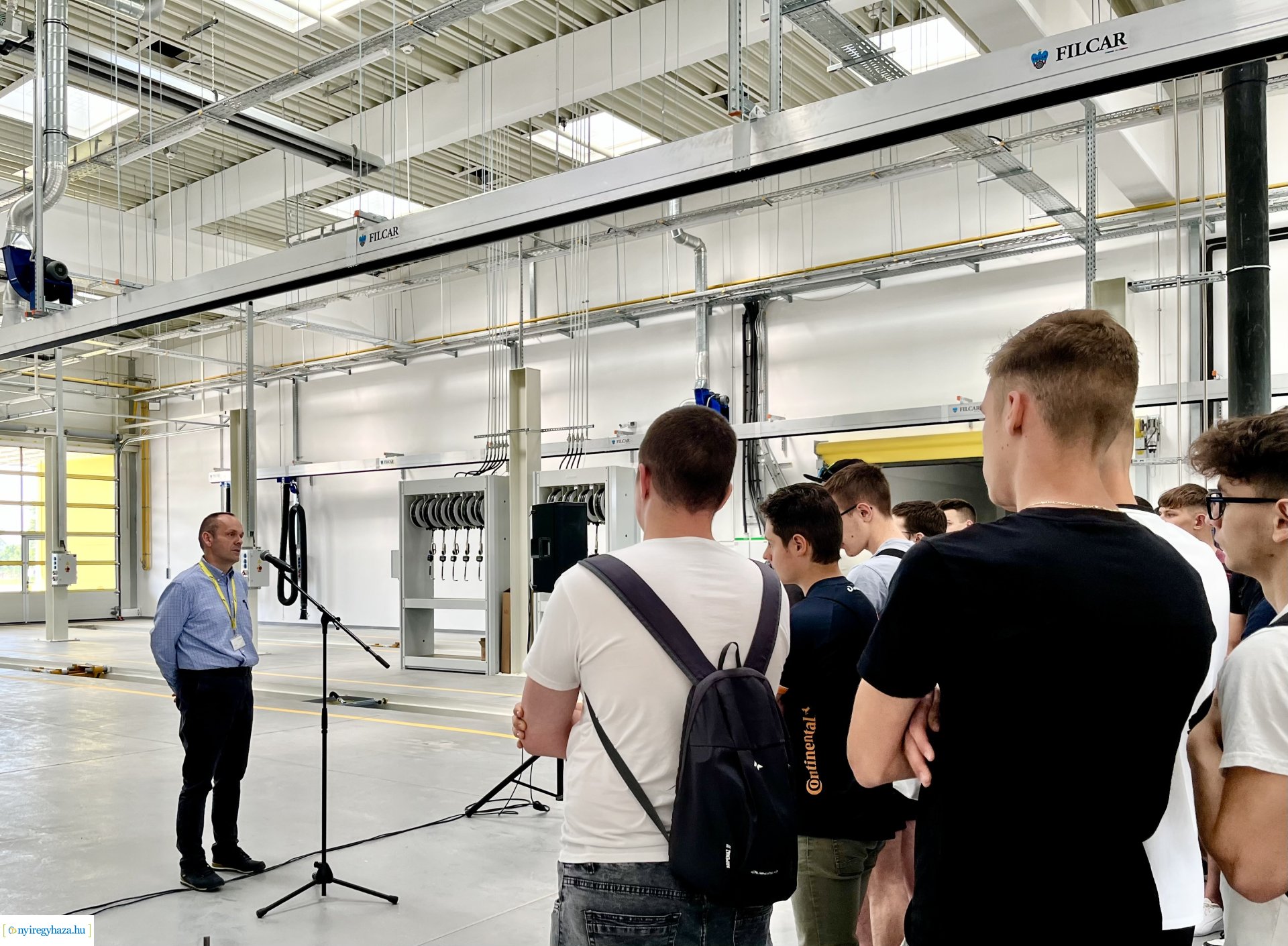 Új autóbusz-telephely Nyíregyházán – Középiskolás diákoknak tartottak bemutatót