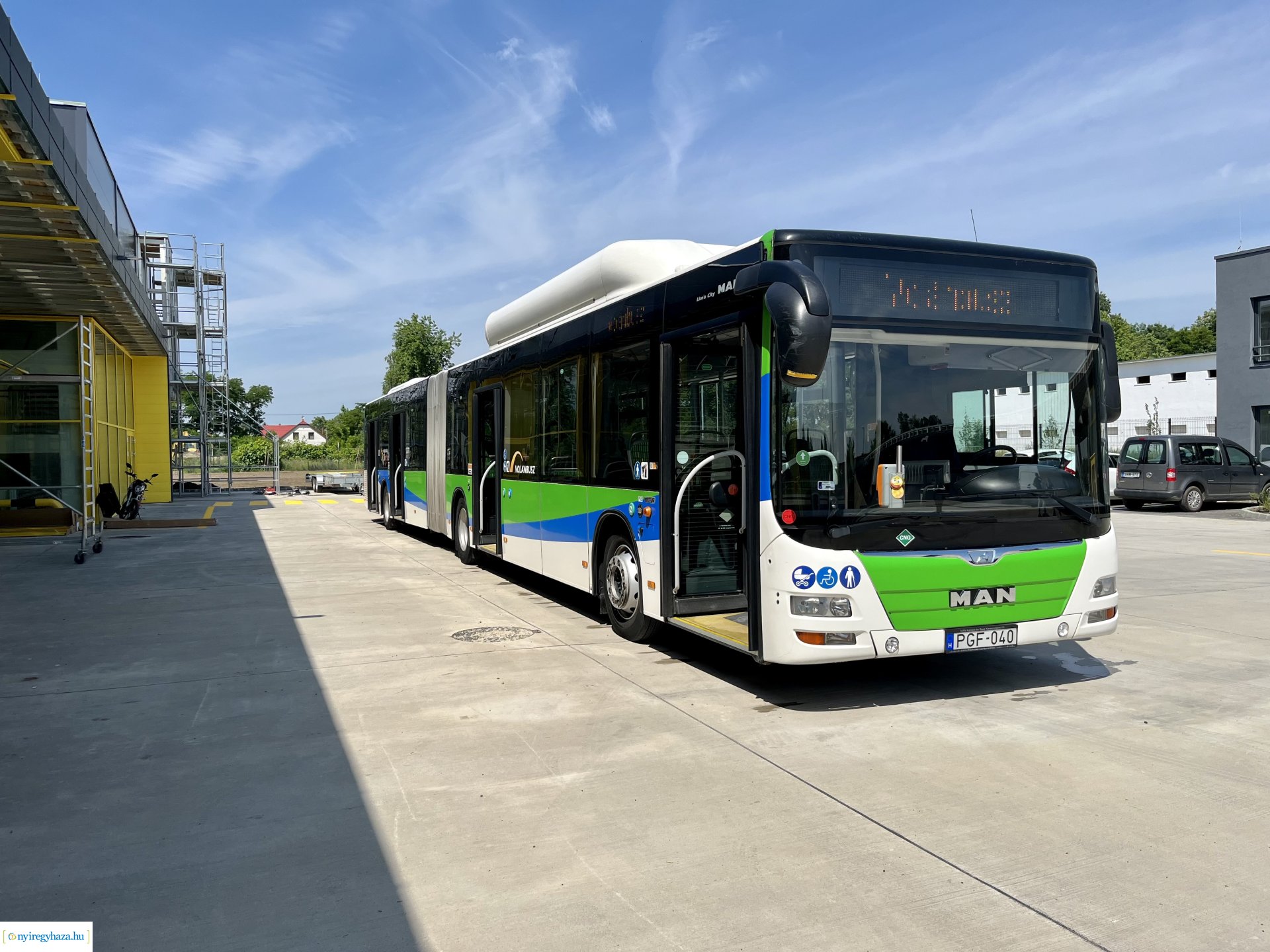 Új autóbusz-telephely Nyíregyházán – Középiskolás diákoknak tartottak bemutatót