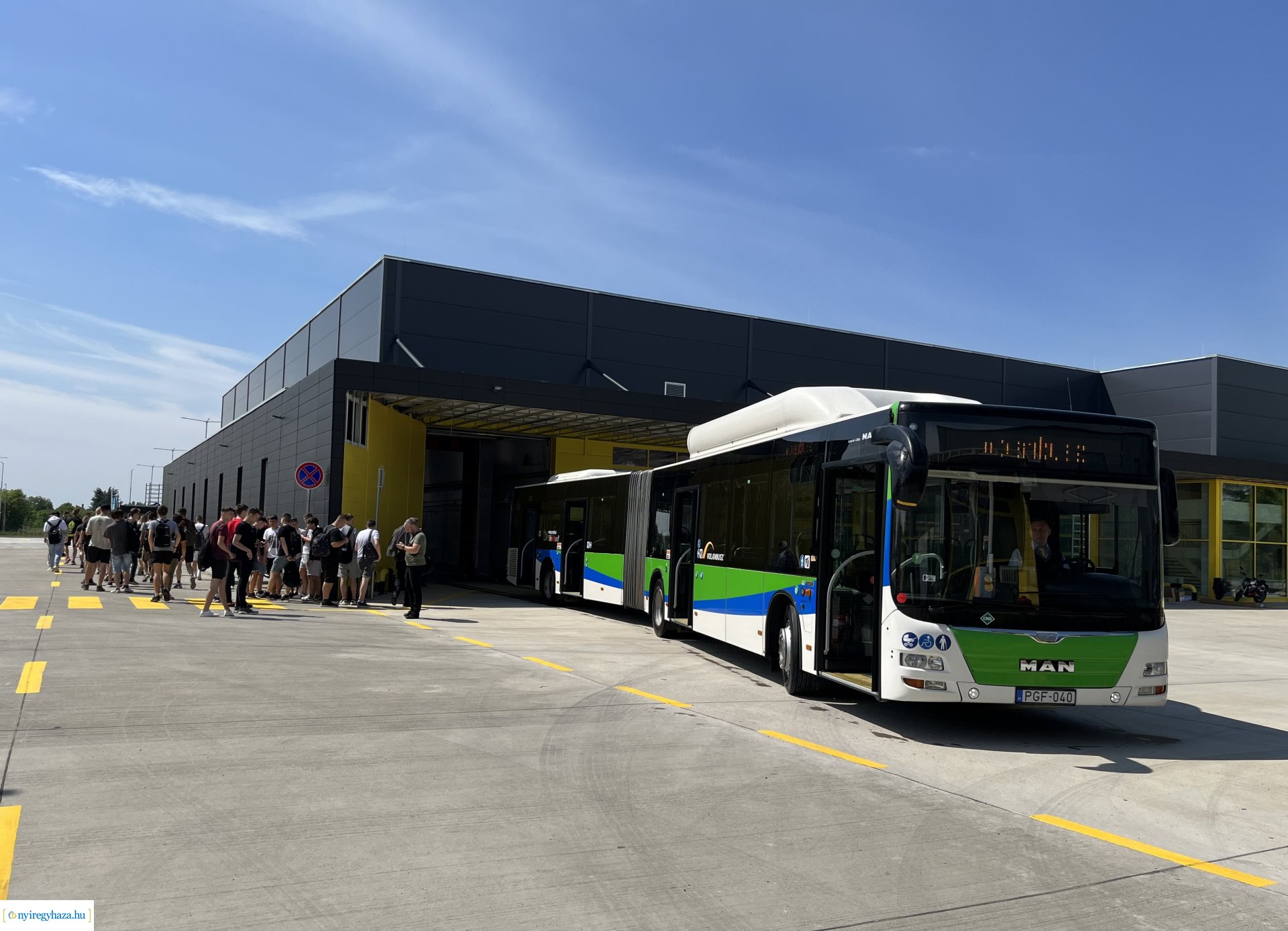 Új autóbusz-telephely Nyíregyházán – Középiskolás diákoknak tartottak bemutatót