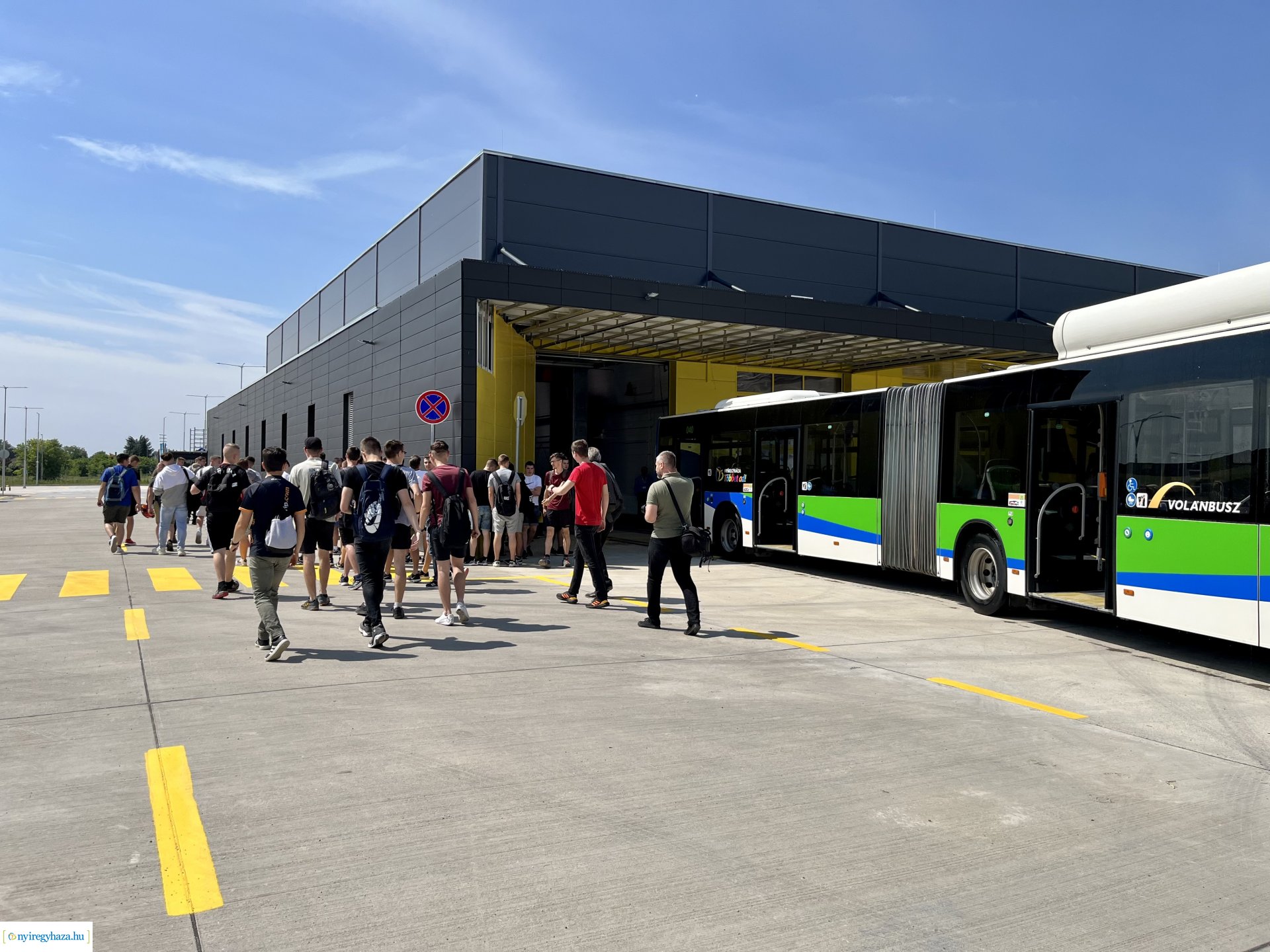 Új autóbusz-telephely Nyíregyházán – Középiskolás diákoknak tartottak bemutatót
