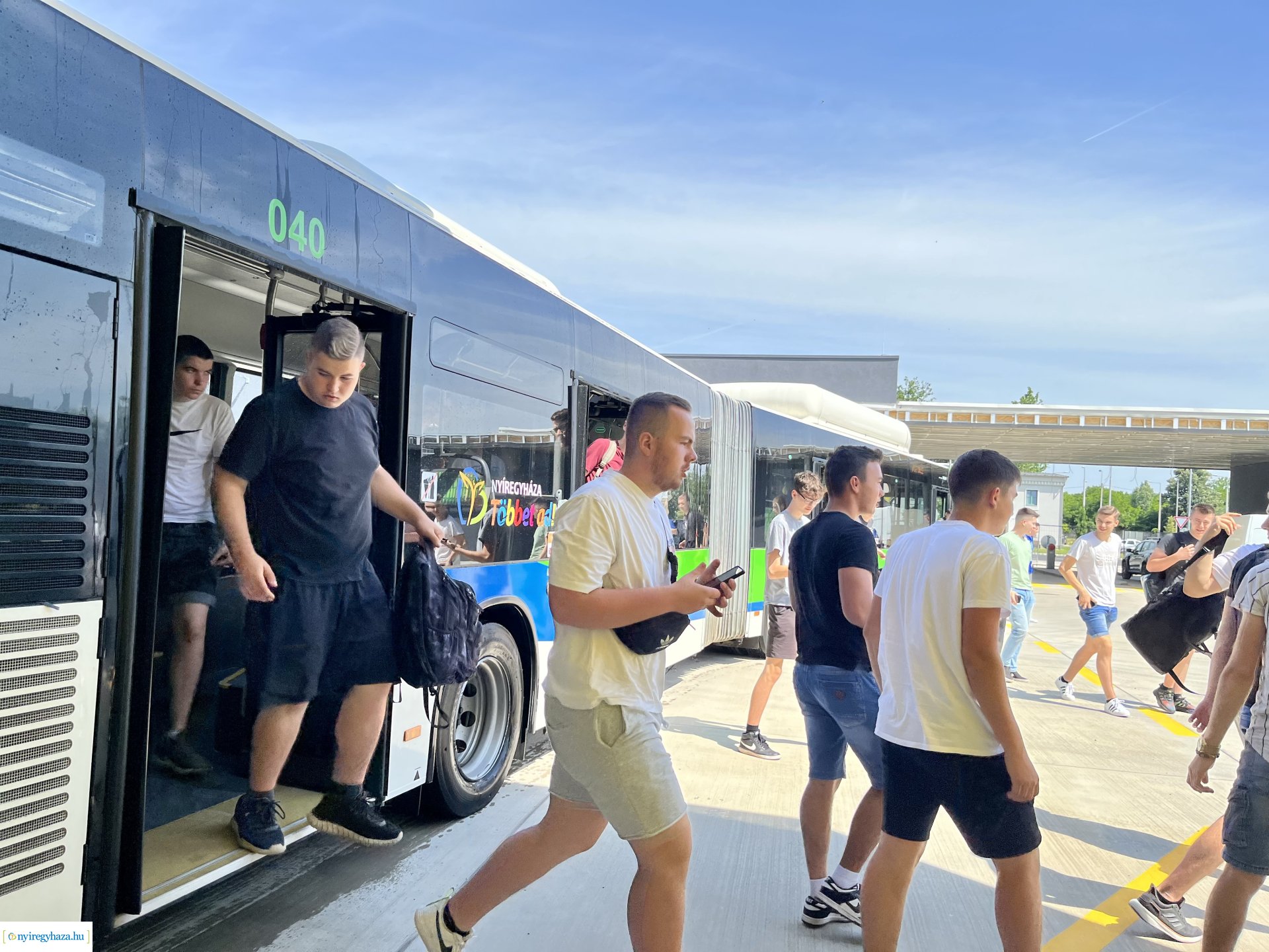 Új autóbusz-telephely Nyíregyházán – Középiskolás diákoknak tartottak bemutatót