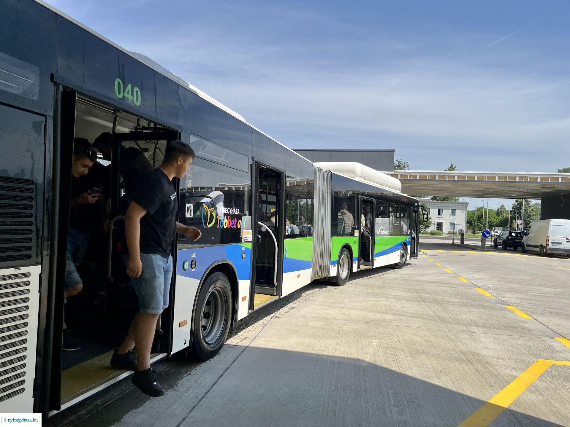 Új autóbusz-telephely Nyíregyházán – Középiskolás diákoknak tartottak bemutatót