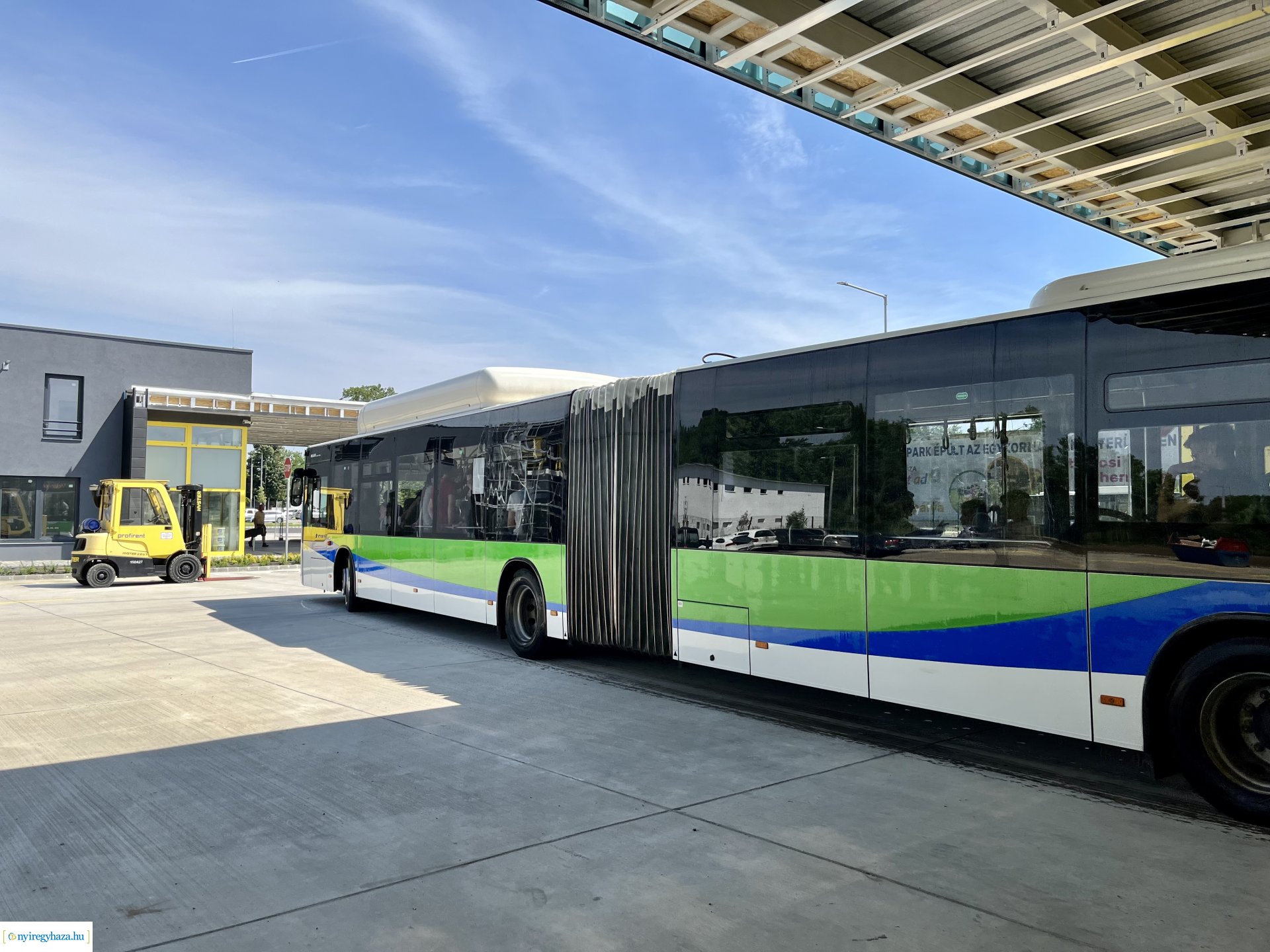 Új autóbusz-telephely Nyíregyházán – Középiskolás diákoknak tartottak bemutatót