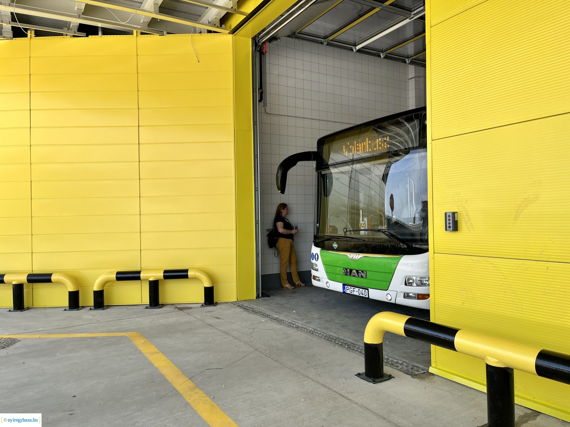 Új autóbusz-telephely Nyíregyházán – Középiskolás diákoknak tartottak bemutatót