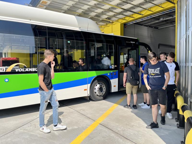 Új autóbusz-telephely Nyíregyházán – Középiskolás diákoknak tartottak bemutatót