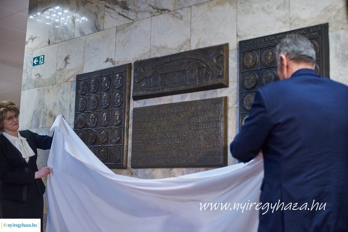 Új éremportrék a kórházban