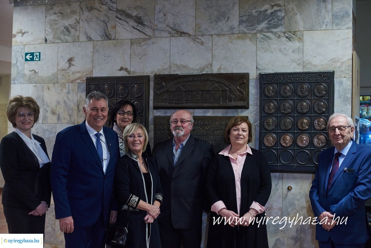 Új éremportrék a kórházban