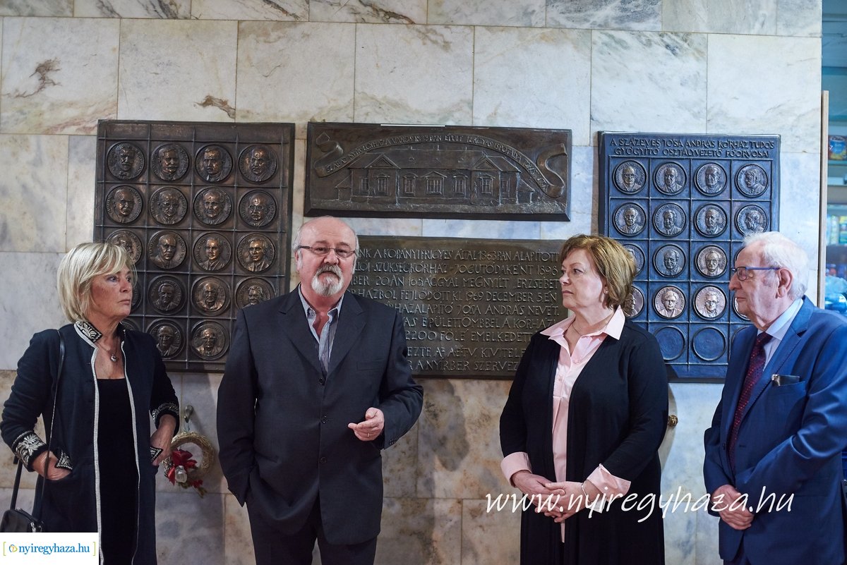 Új éremportrék a kórházban