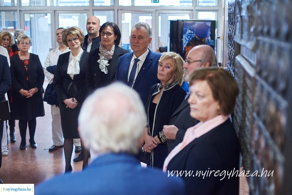 Új éremportrék a kórházban