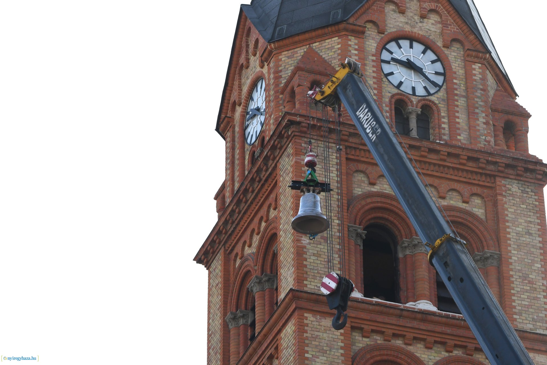 Új harangot emeltek be a Magyarok Nagyasszonya-társszékesegyház tornyába