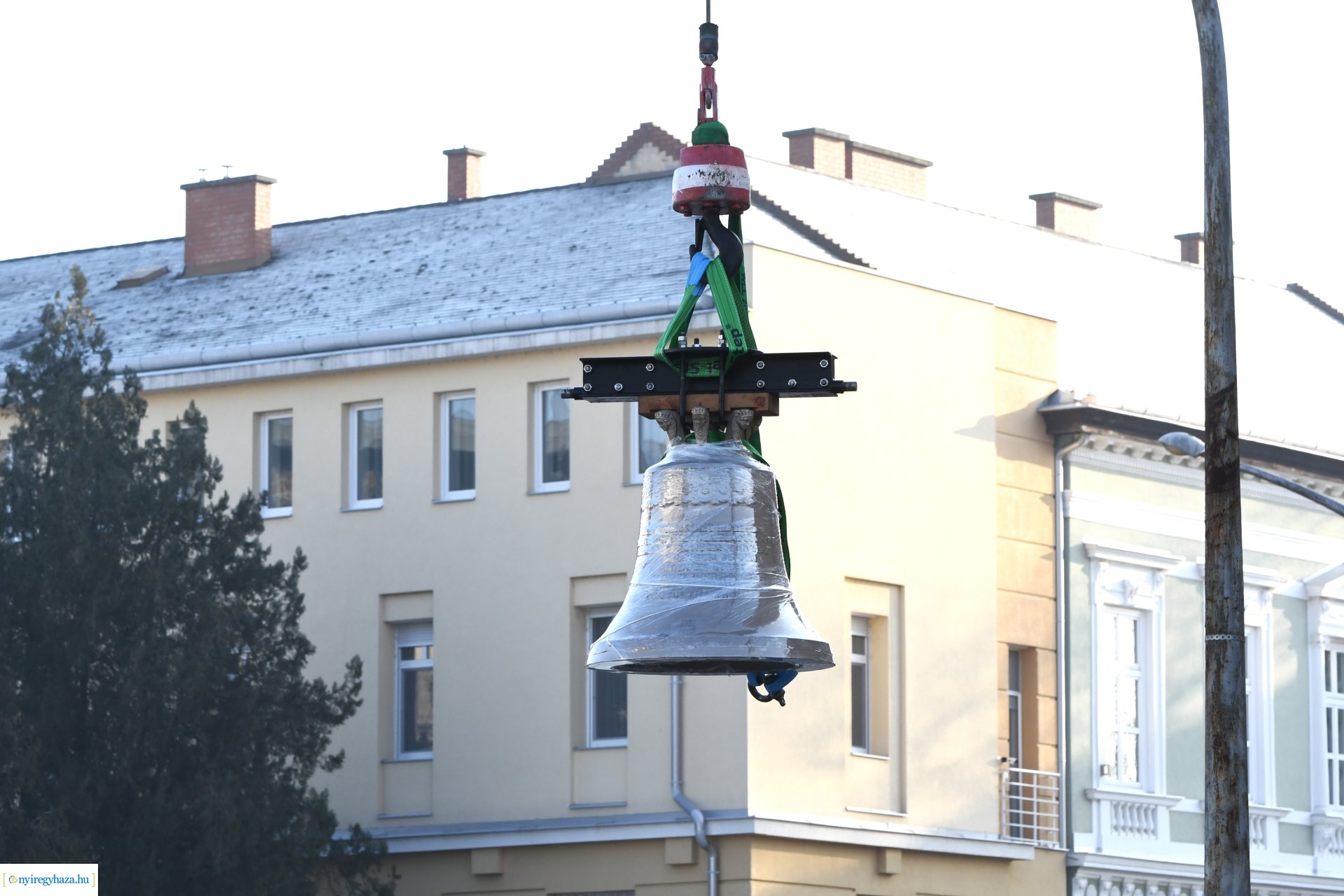 Új harangot emeltek be a Magyarok Nagyasszonya-társszékesegyház tornyába