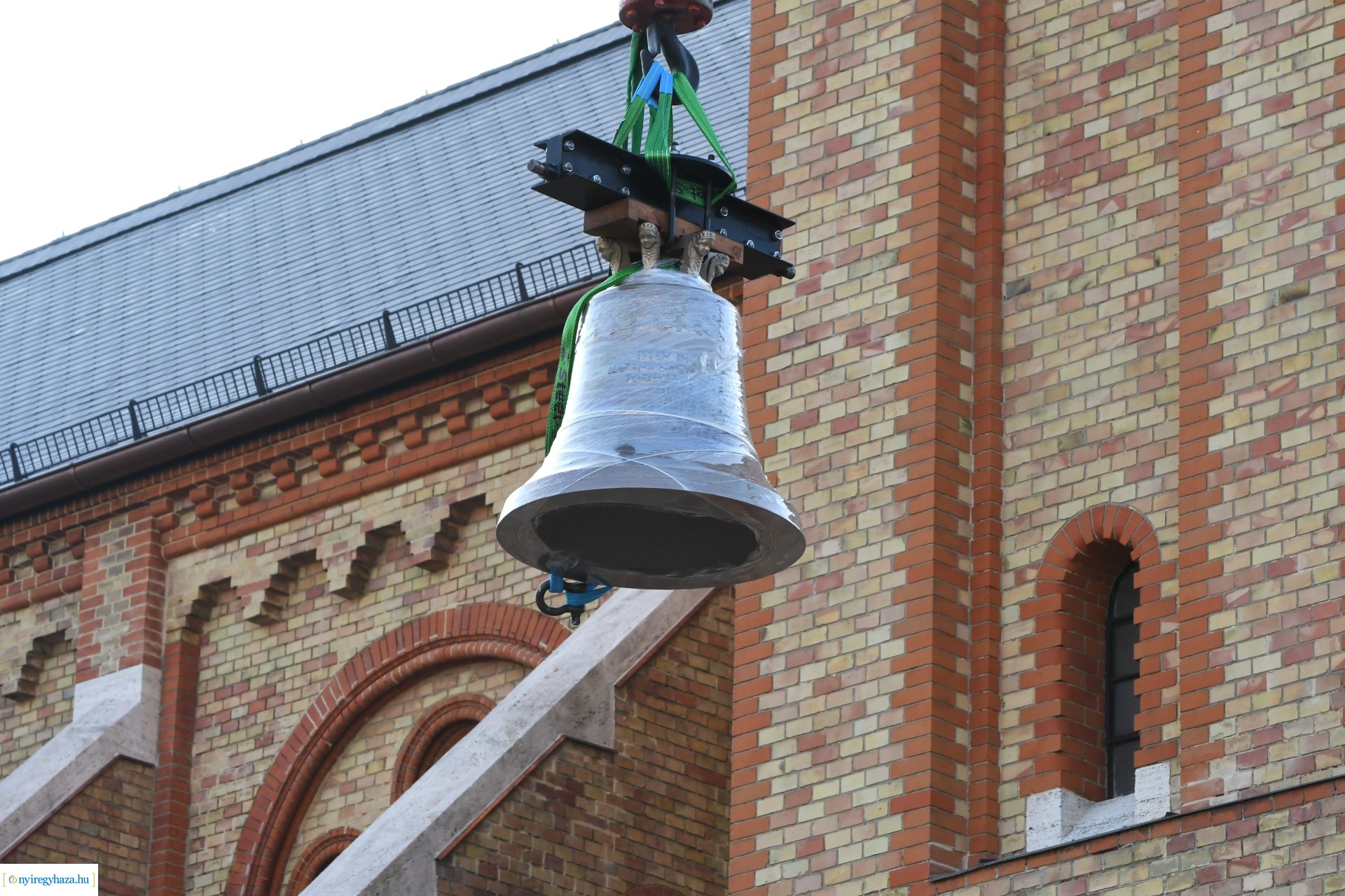 Új harangot emeltek be a Magyarok Nagyasszonya-társszékesegyház tornyába