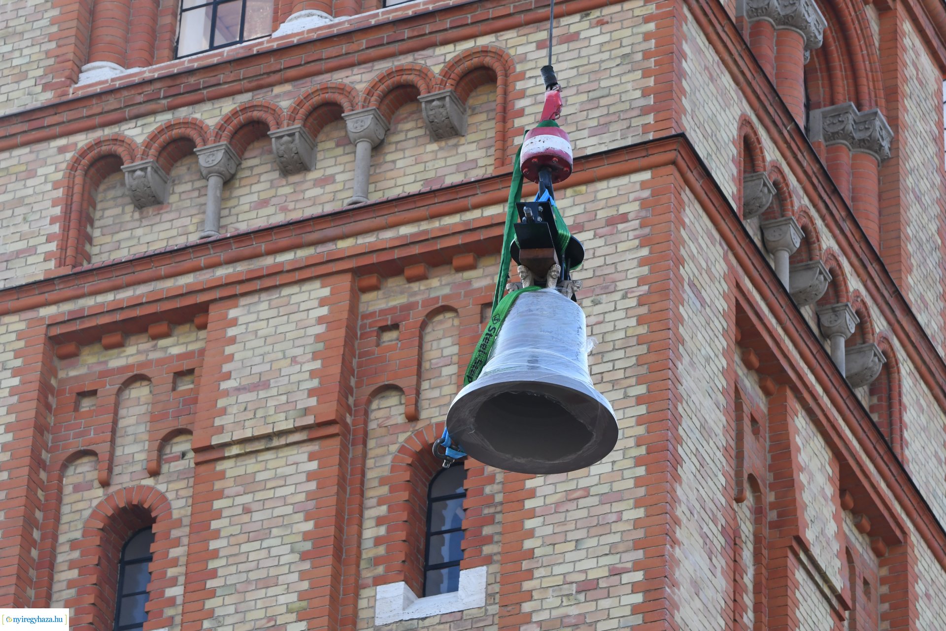 Új harangot emeltek be a Magyarok Nagyasszonya-társszékesegyház tornyába