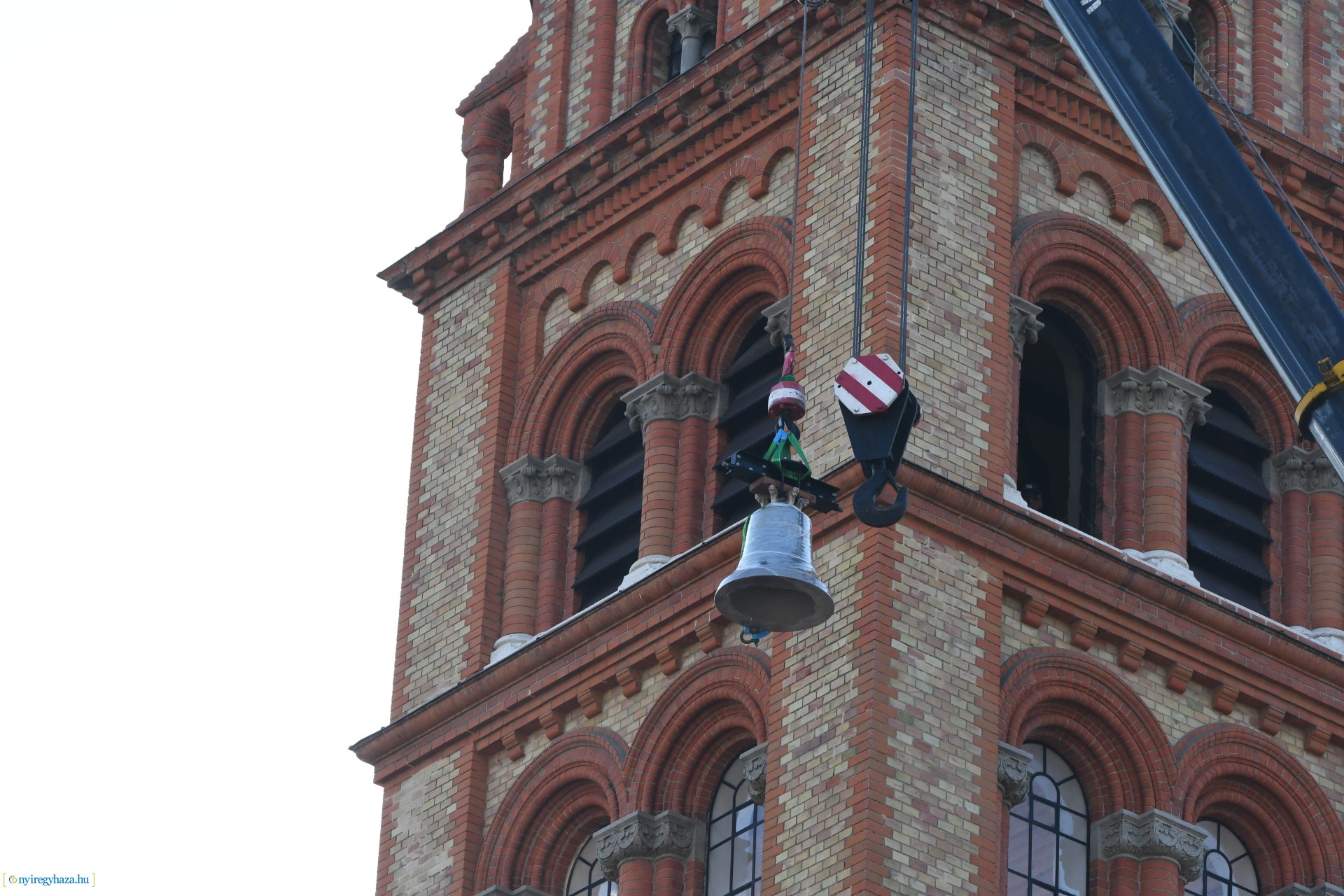 Új harangot emeltek be a Magyarok Nagyasszonya-társszékesegyház tornyába