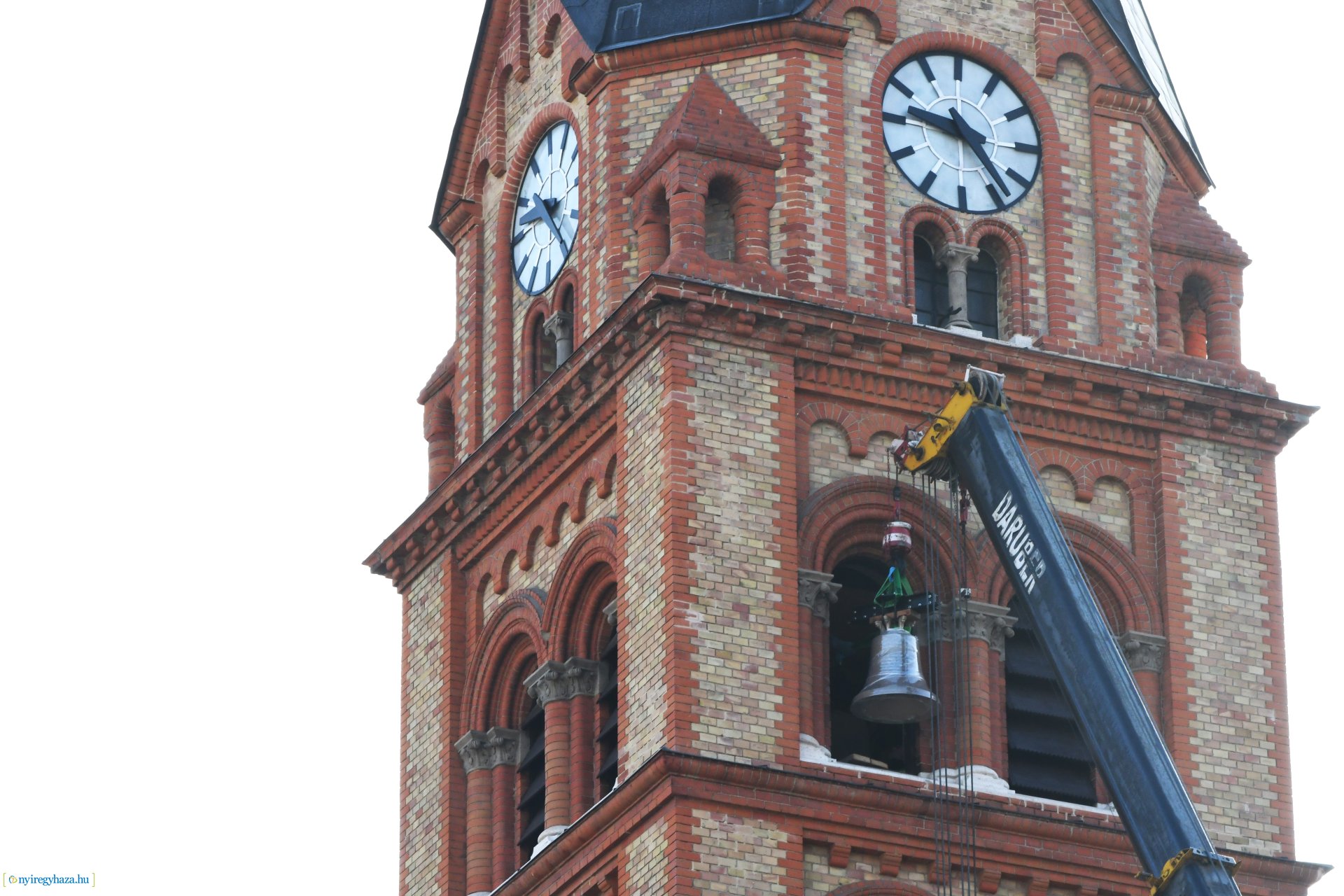 Új harangot emeltek be a Magyarok Nagyasszonya-társszékesegyház tornyába
