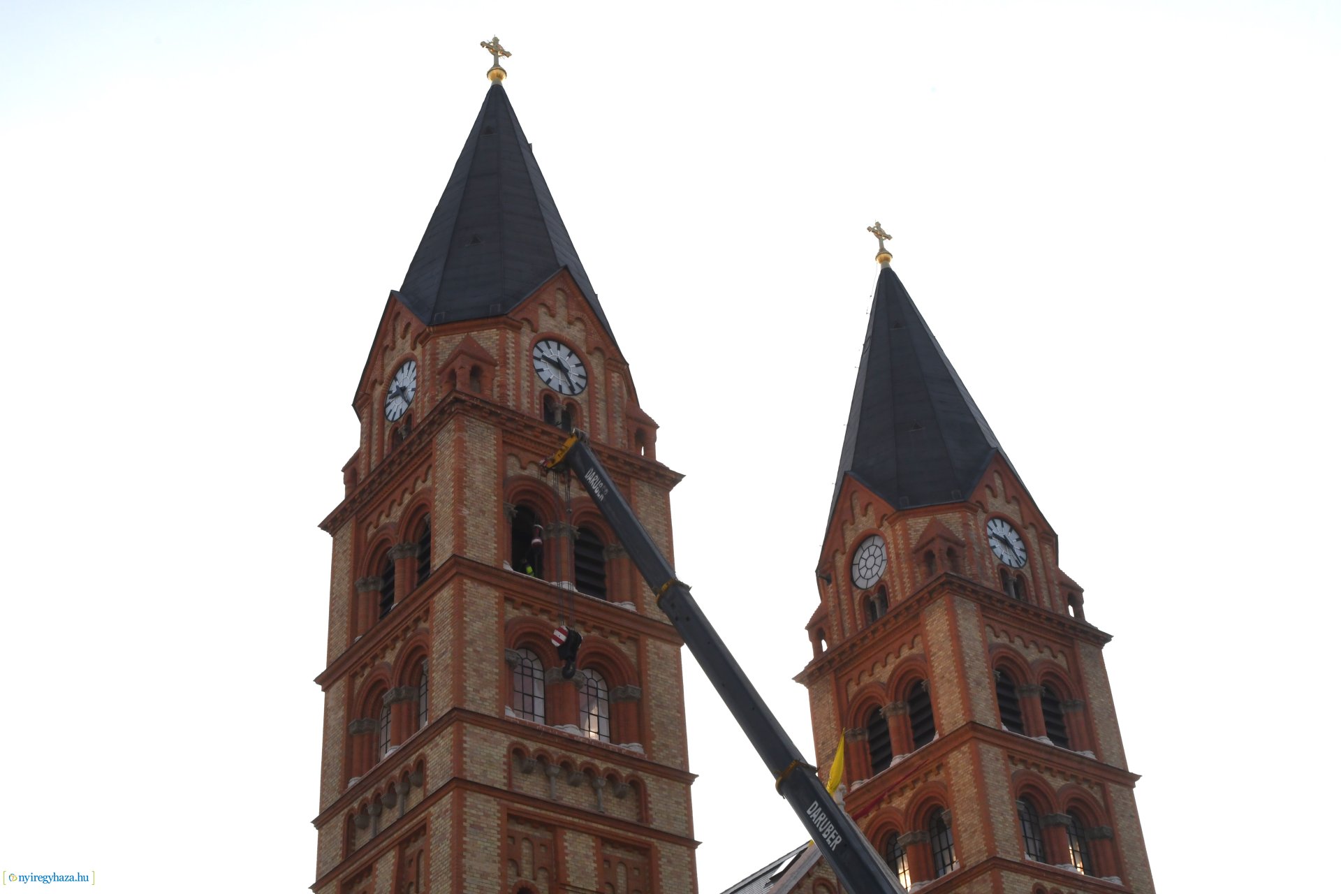 Új harangot emeltek be a Magyarok Nagyasszonya-társszékesegyház tornyába