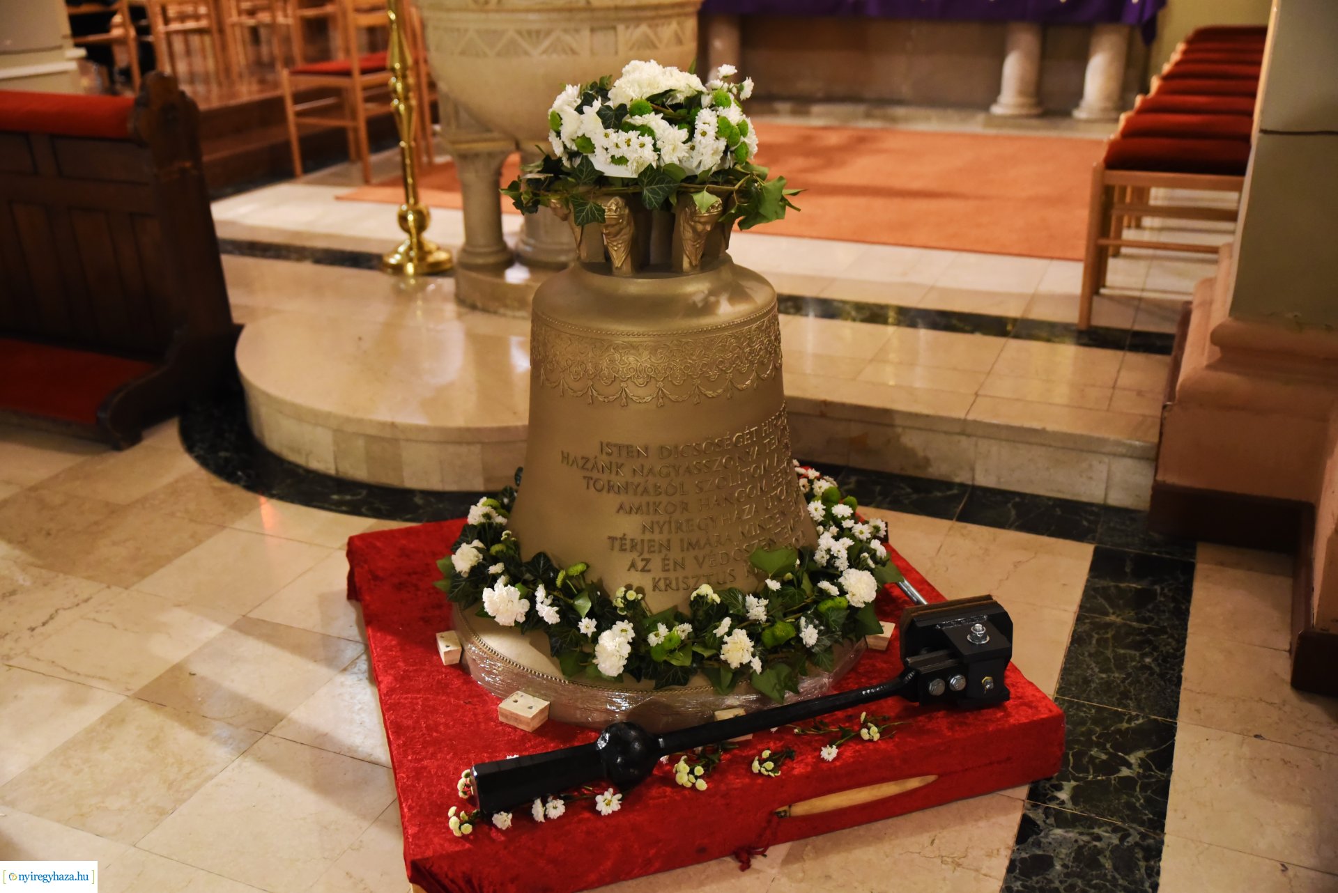 Új harangot emeltek be a Magyarok Nagyasszonya-társszékesegyház tornyába