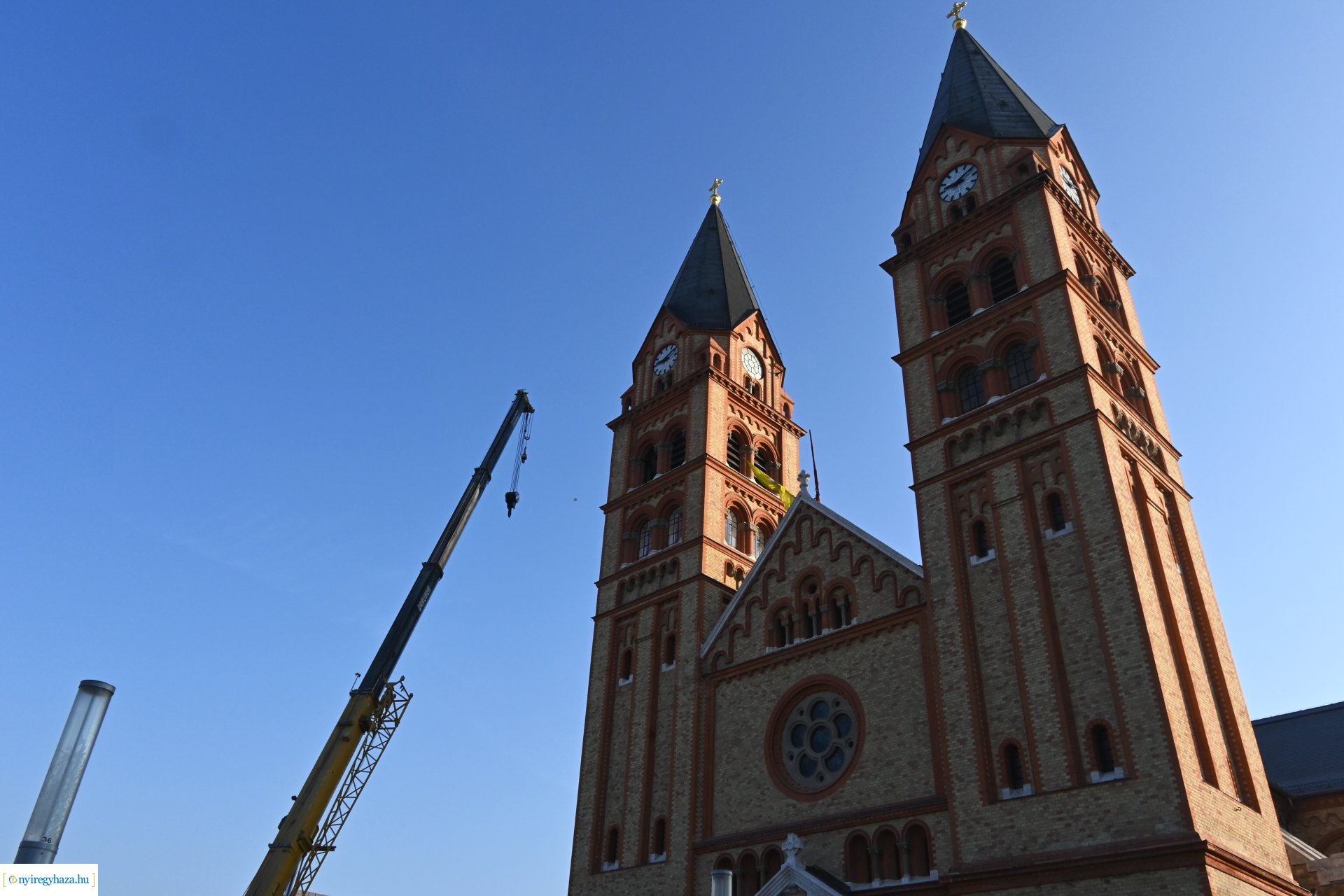 Új harangot emeltek be a Magyarok Nagyasszonya-társszékesegyház tornyába