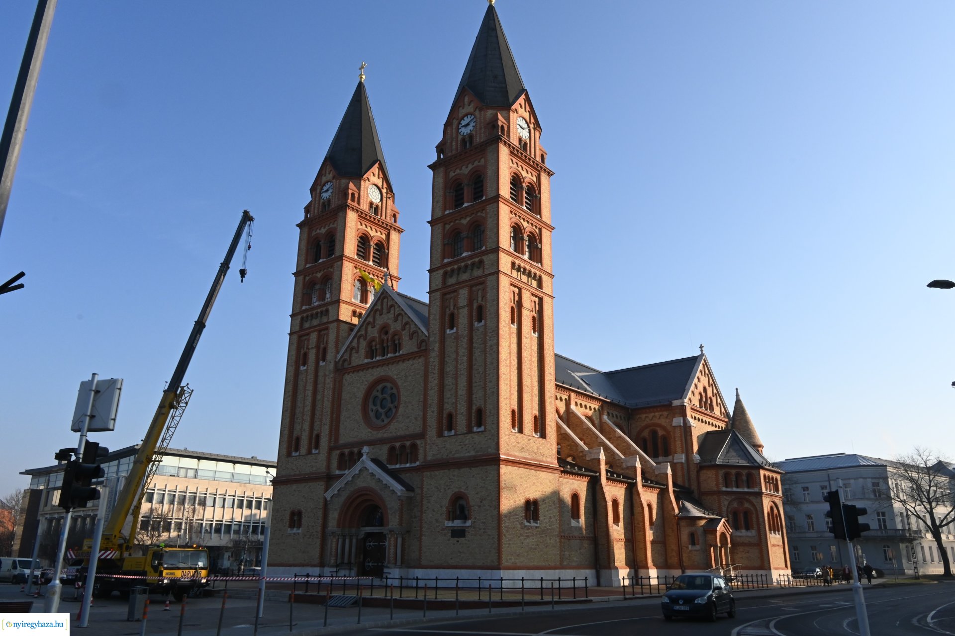 Új harangot emeltek be a Magyarok Nagyasszonya-társszékesegyház tornyába