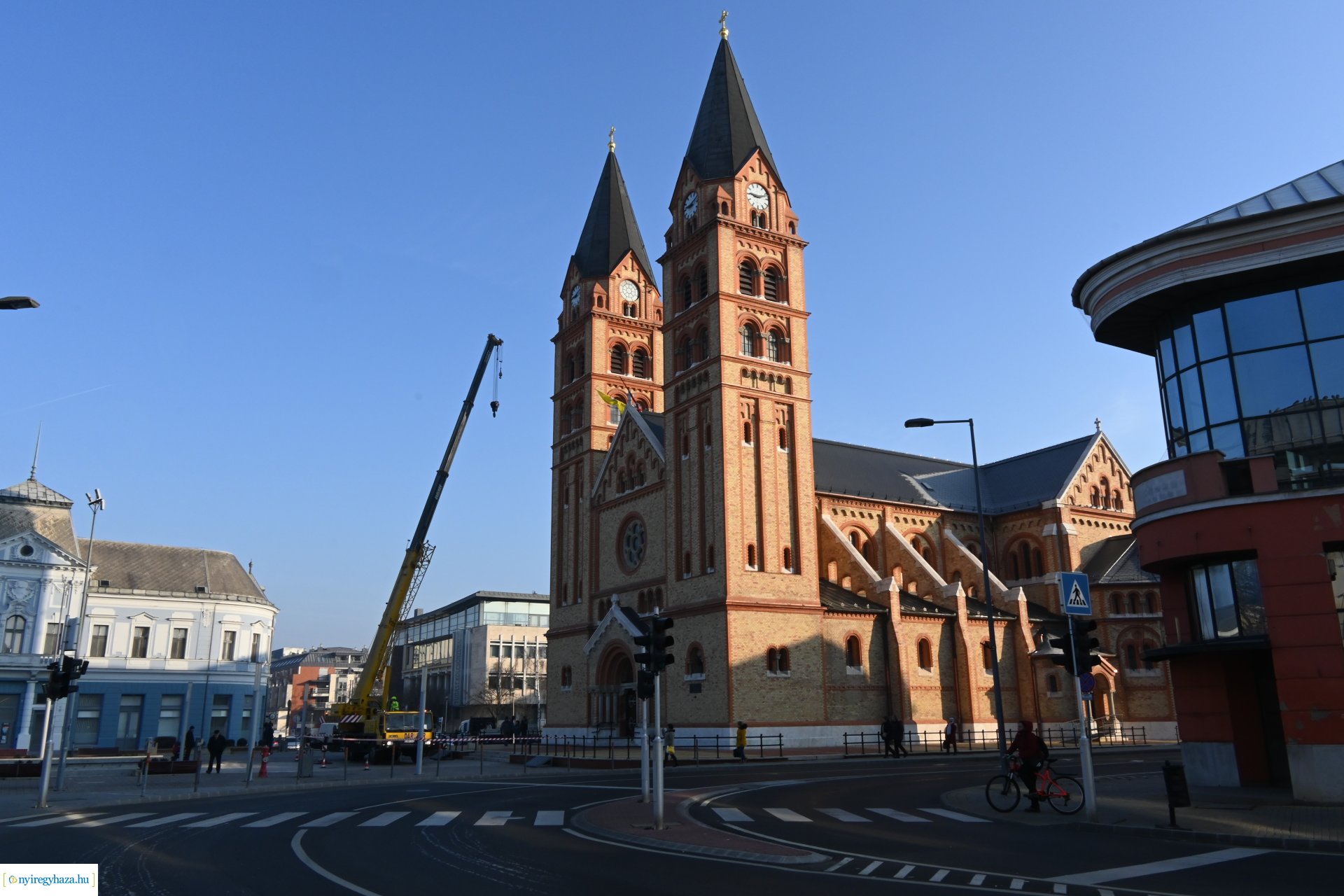 Új harangot emeltek be a Magyarok Nagyasszonya-társszékesegyház tornyába