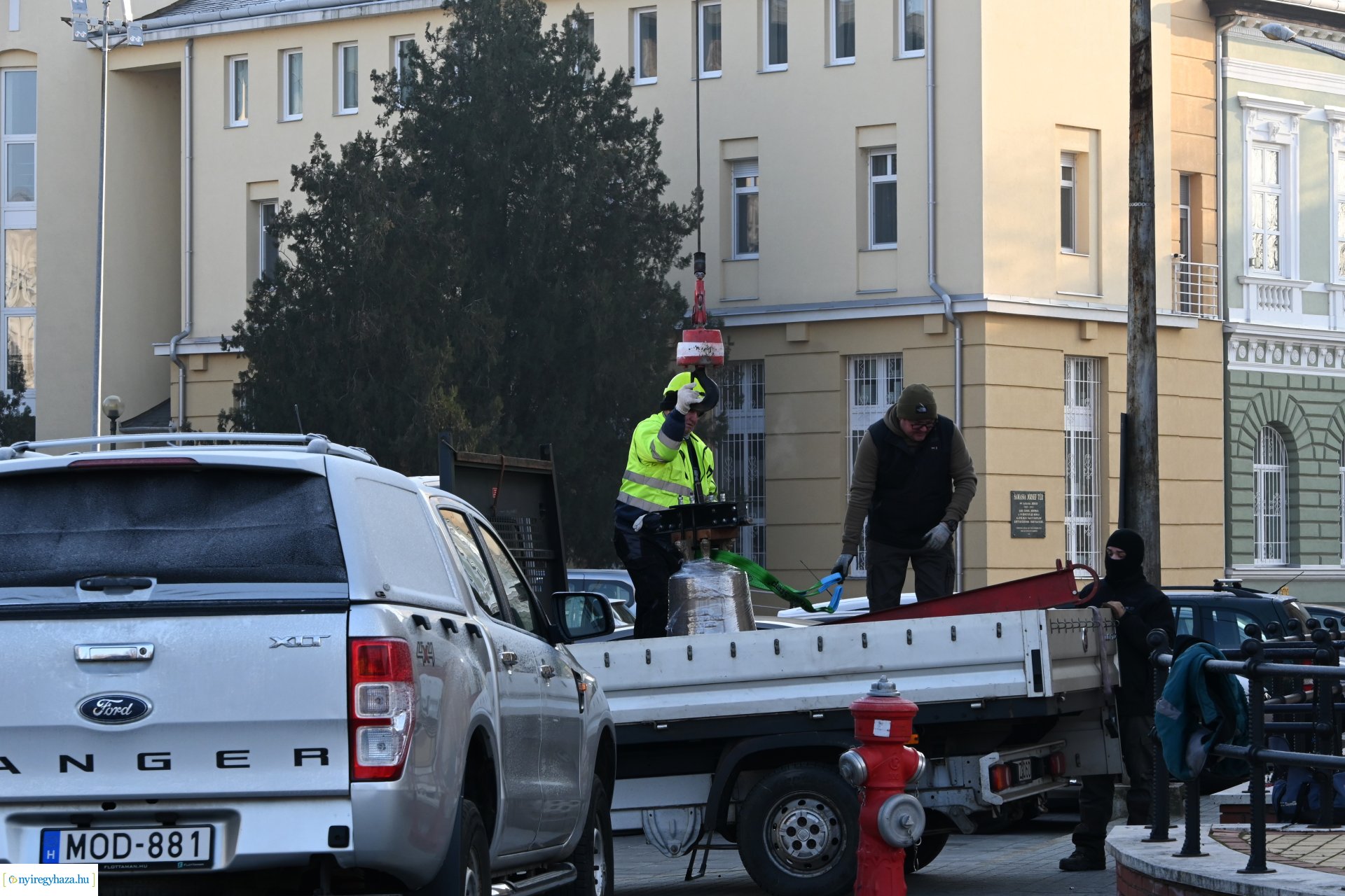 Új harangot emeltek be a Magyarok Nagyasszonya-társszékesegyház tornyába