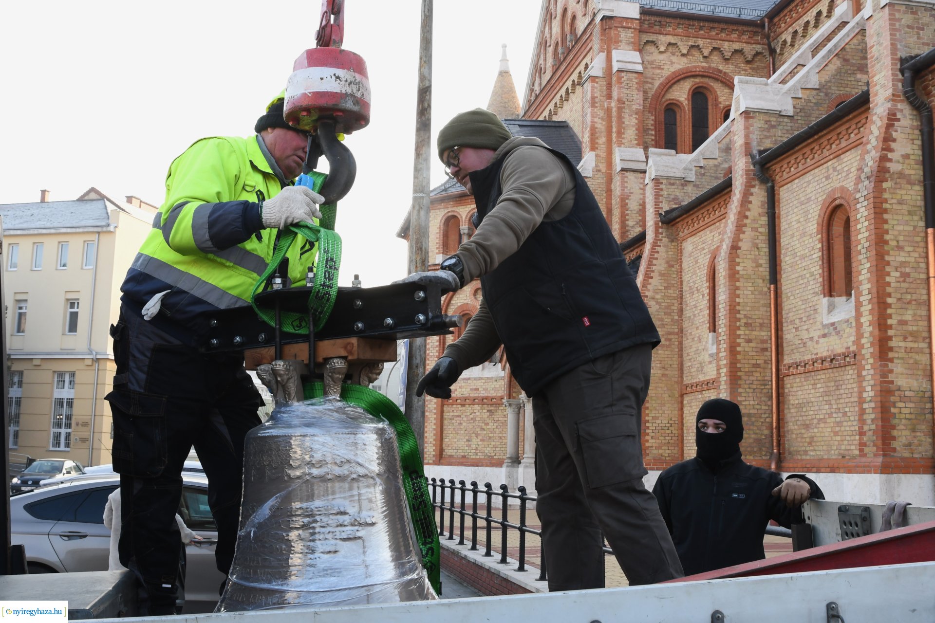 Új harangot emeltek be a Magyarok Nagyasszonya-társszékesegyház tornyába