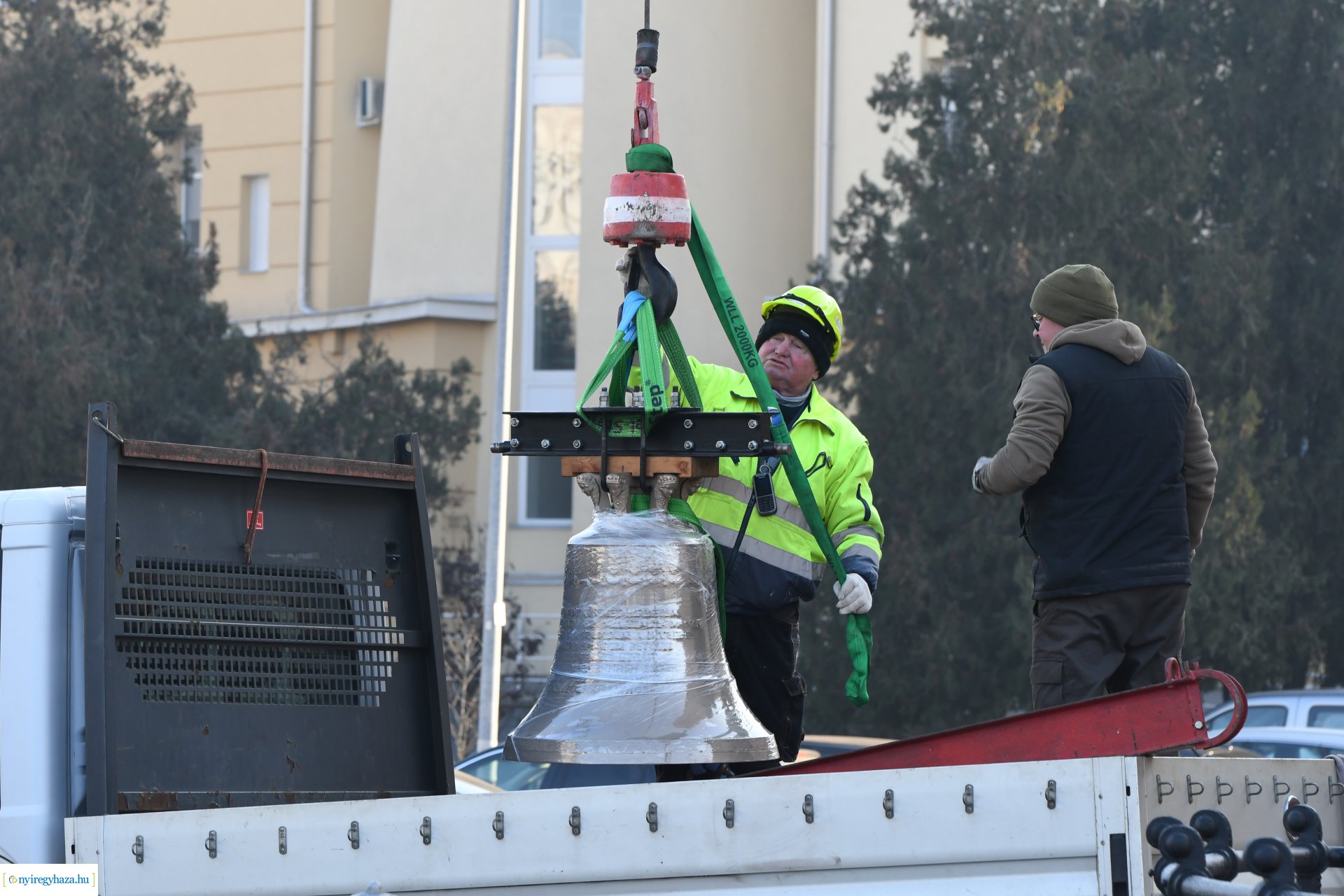 Új harangot emeltek be a Magyarok Nagyasszonya-társszékesegyház tornyába