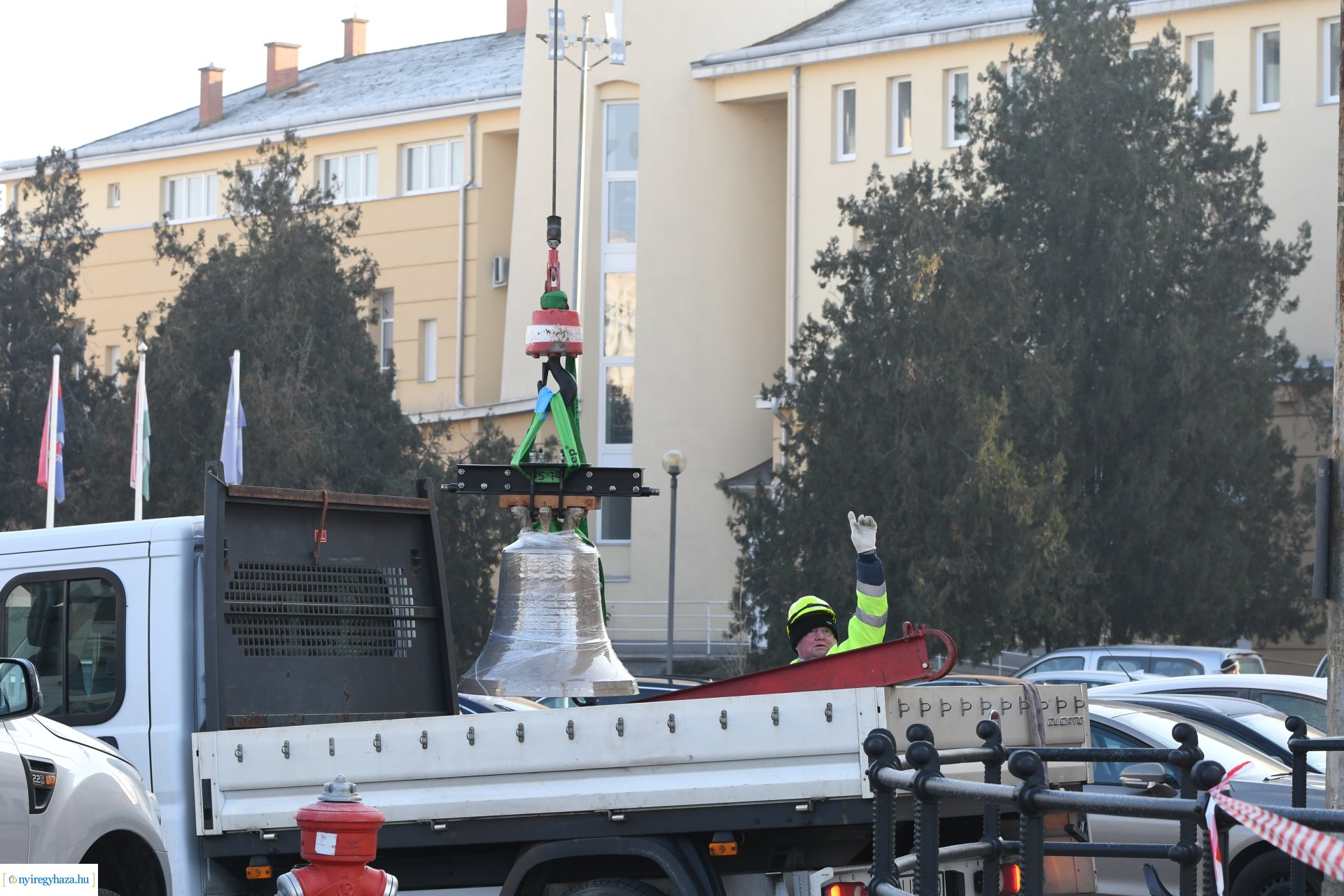 Új harangot emeltek be a Magyarok Nagyasszonya-társszékesegyház tornyába