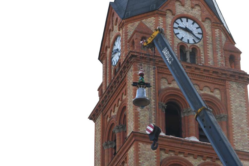 Új harangot emeltek be a Magyarok Nagyasszonya-társszékesegyház tornyába