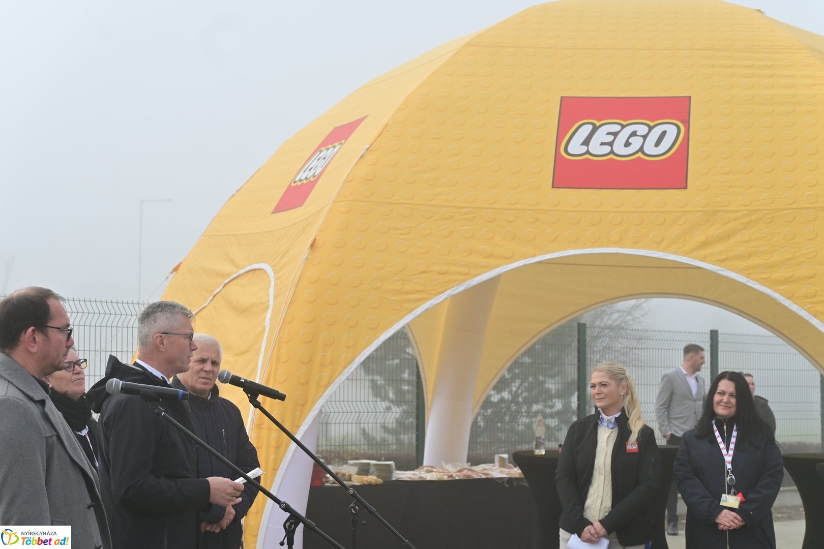 Új LEGO buszok átadó 2025 
