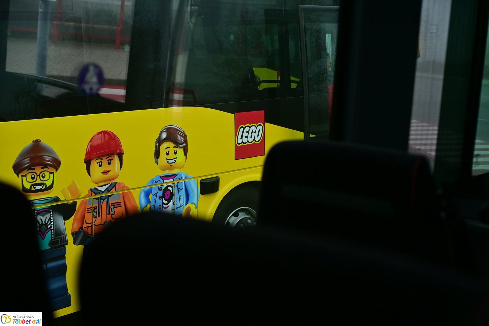 Új LEGO buszok átadó 2025 