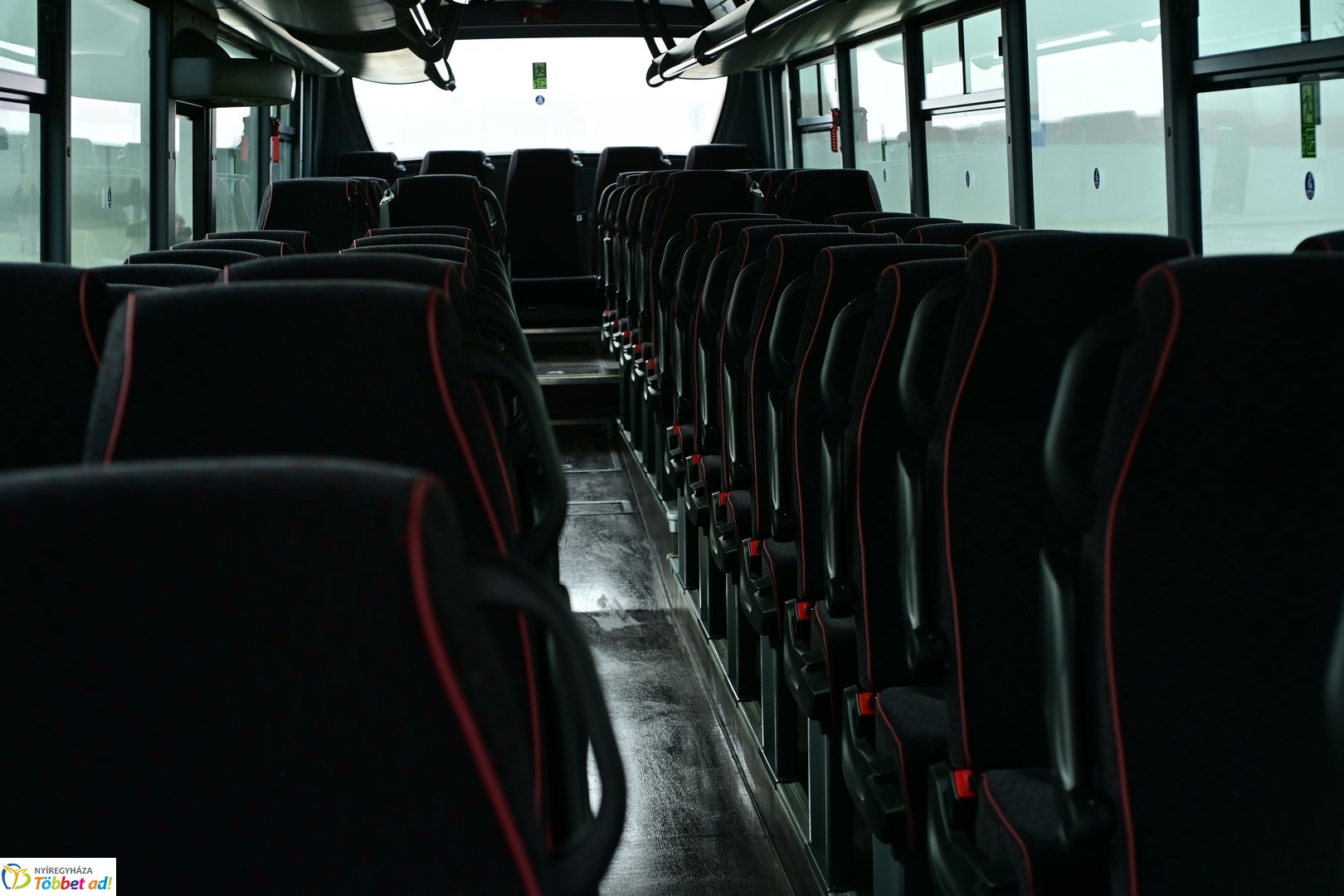 Új LEGO buszok átadó 2025 