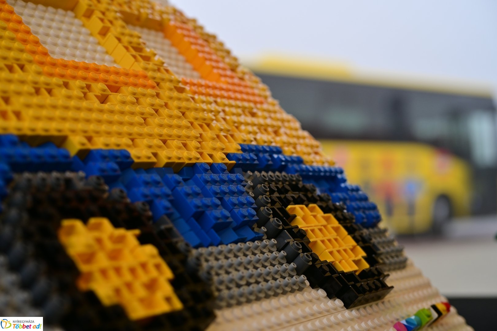 Új LEGO buszok átadó 2025 