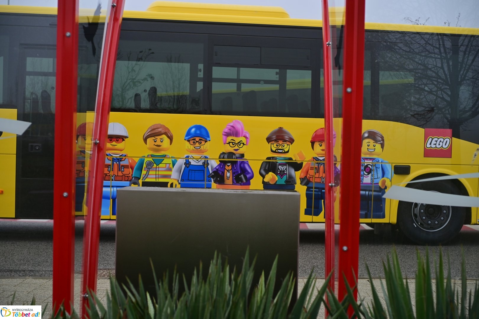 Új LEGO buszok átadó 2025 