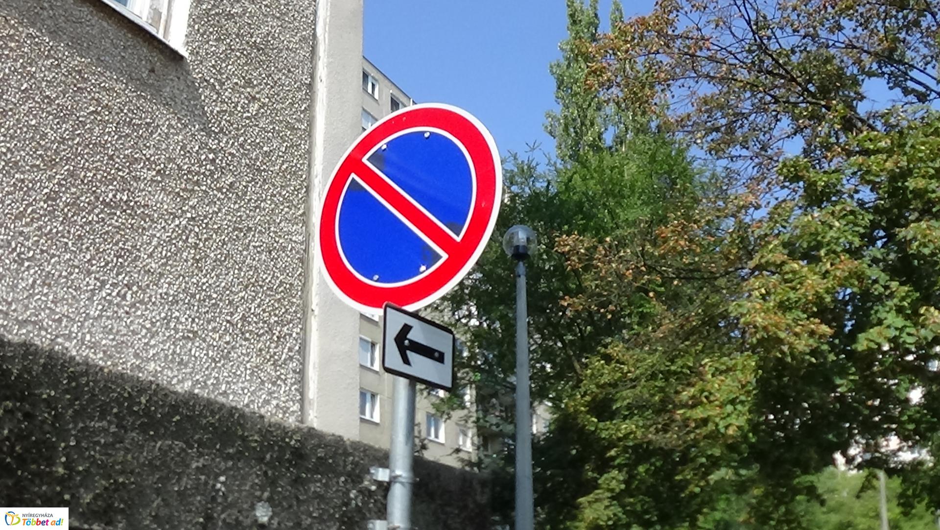 Új táblákat helyeztek ki a Május 1. téren 