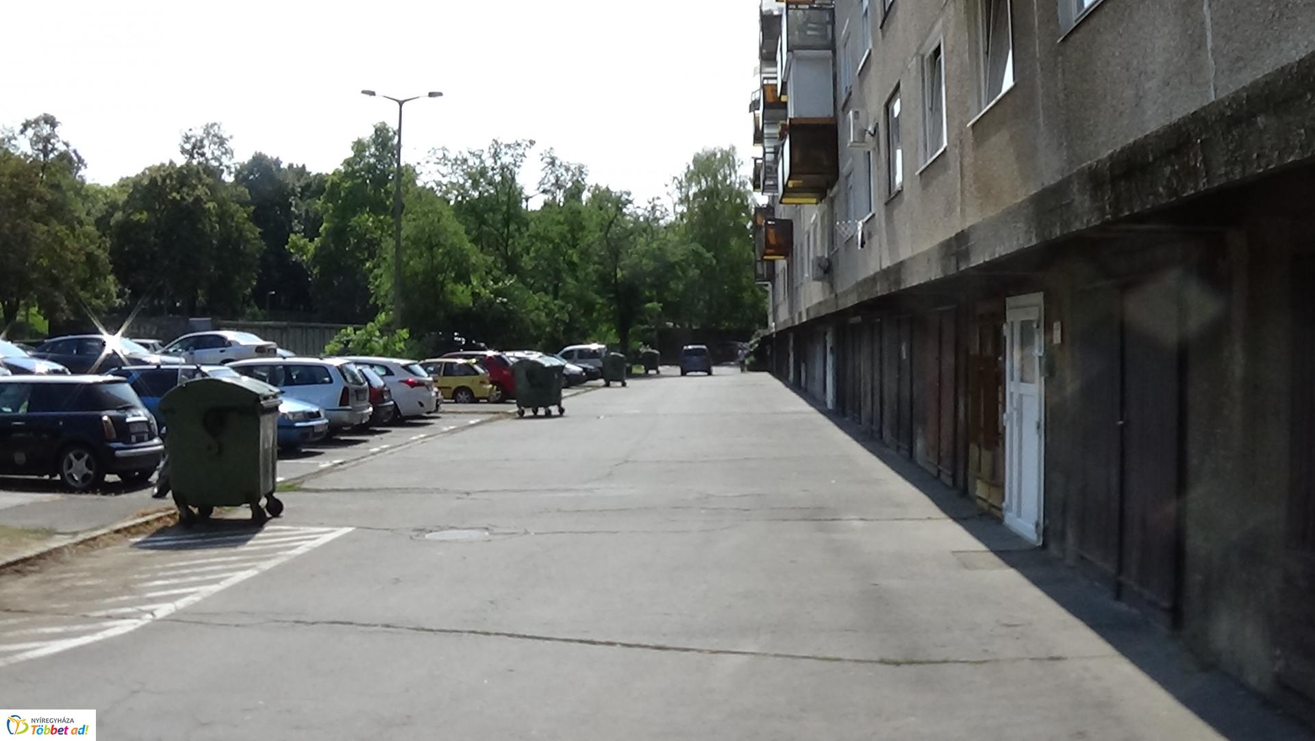 Új táblákat helyeztek ki a Május 1. téren 