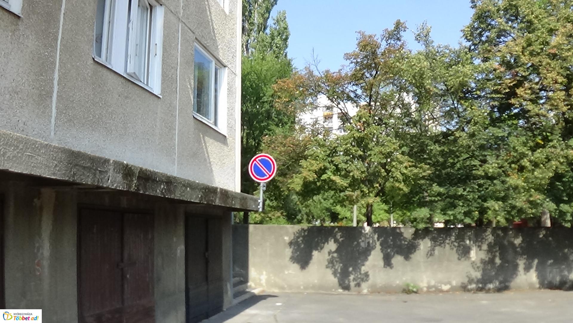 Új táblákat helyeztek ki a Május 1. téren 