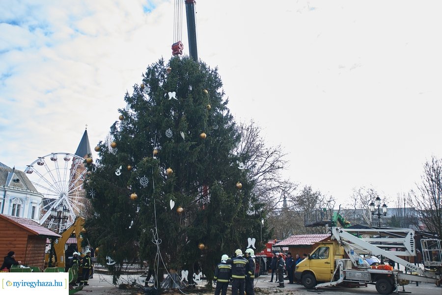 Újra a helyén a karácsonyfa