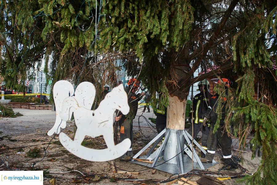 Újra a helyén a karácsonyfa