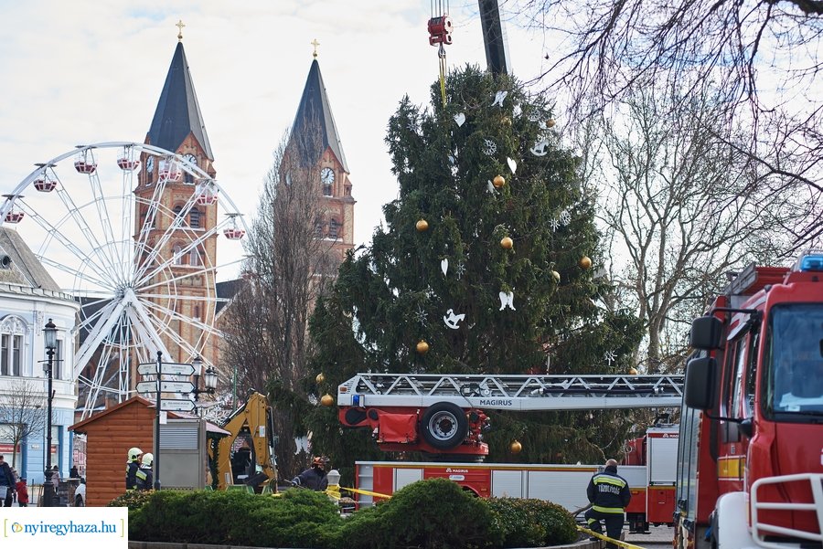 Újra a helyén a karácsonyfa
