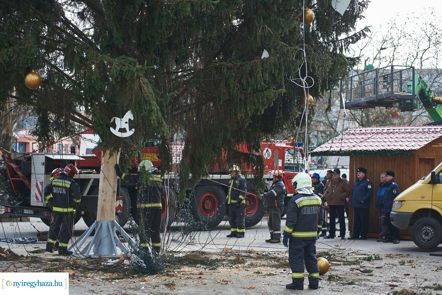 Újra a helyén a karácsonyfa