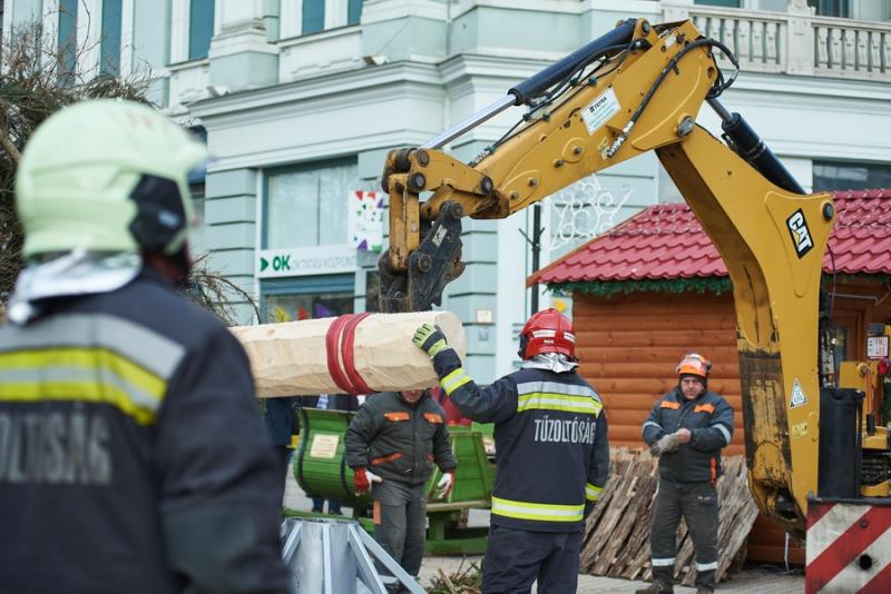 Újra a helyén a karácsonyfa