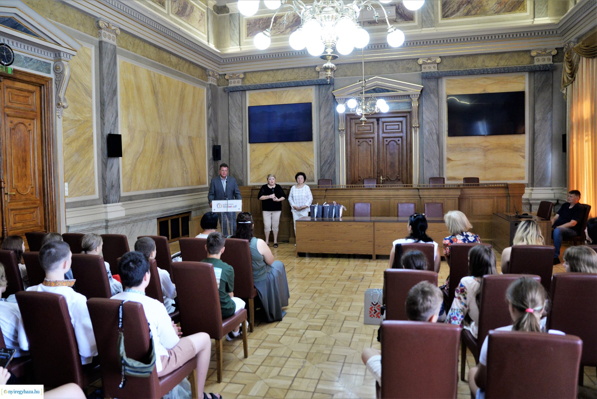 Ukrán gyerekek látogatása a Városházán