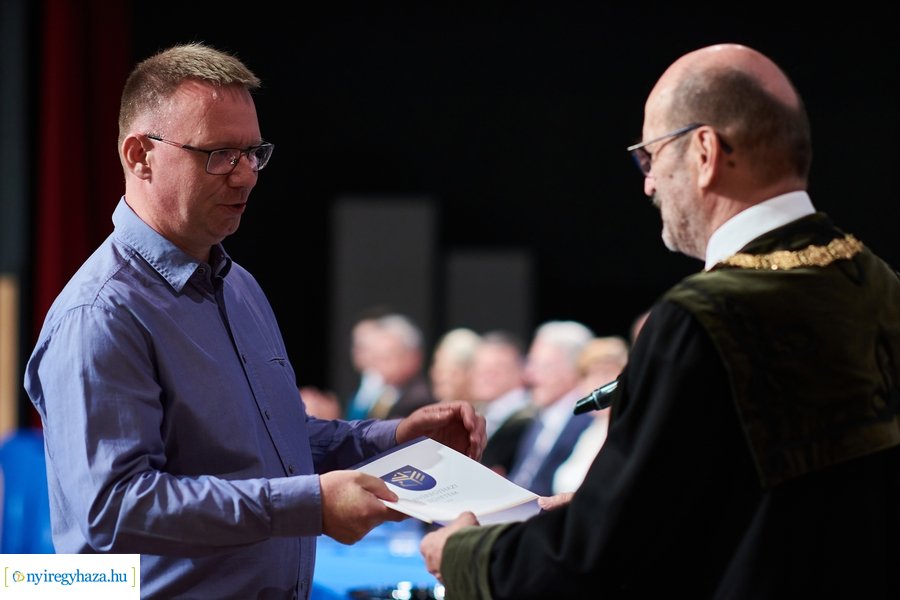 Ünnepélyes oklevélátadó az egyetemen 20240706